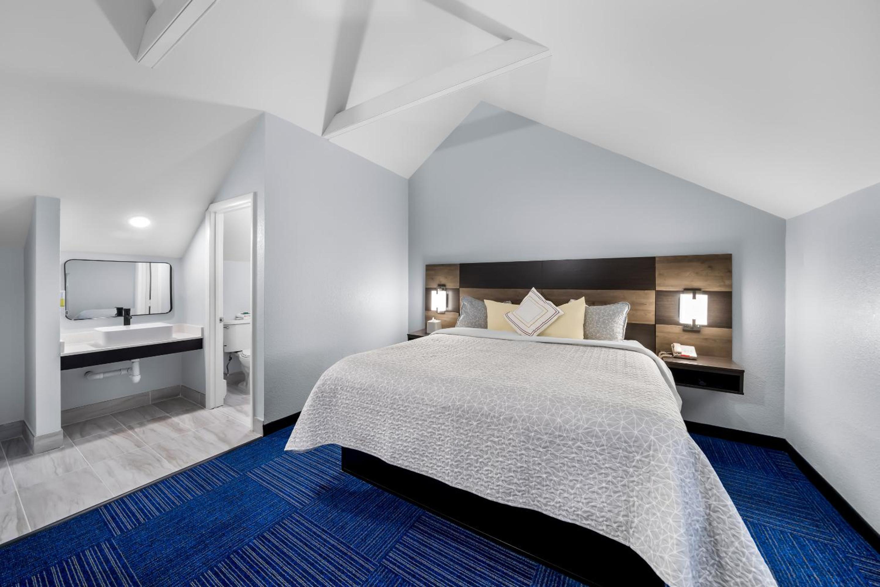 Townhouse Suite with One King and Two Queen Beds Smoke Free - Photo 7