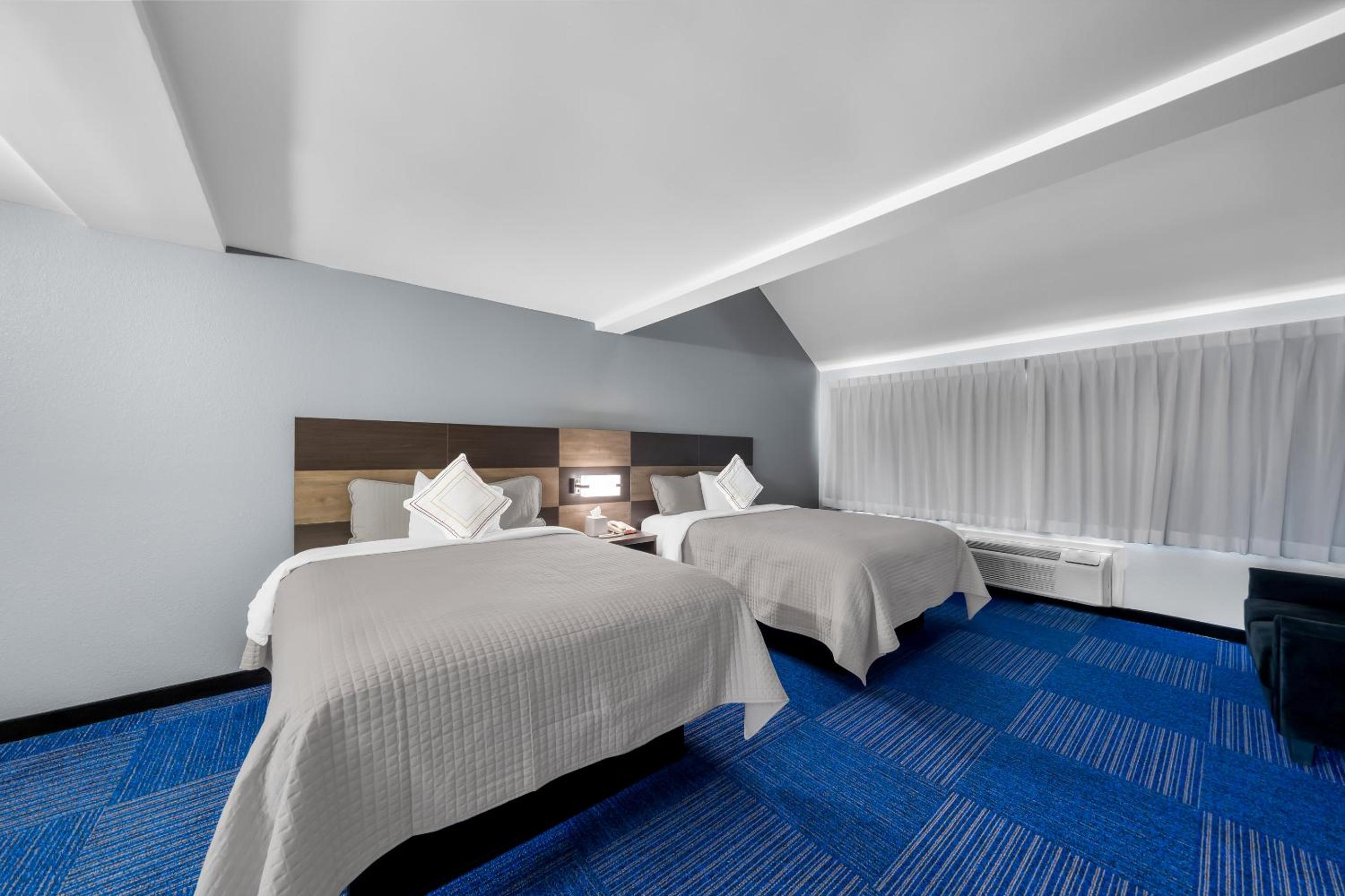 Townhouse Suite with One King and Two Queen Beds Smoke Free - Photo 8