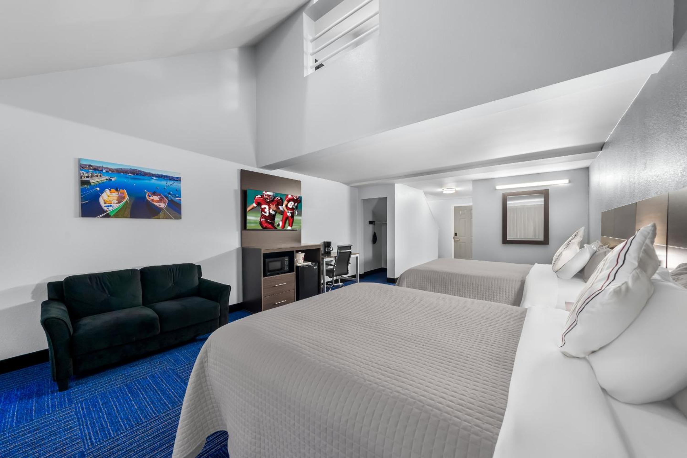 Townhouse Suite with One King and Two Queen Beds Smoke Free - Photo 9