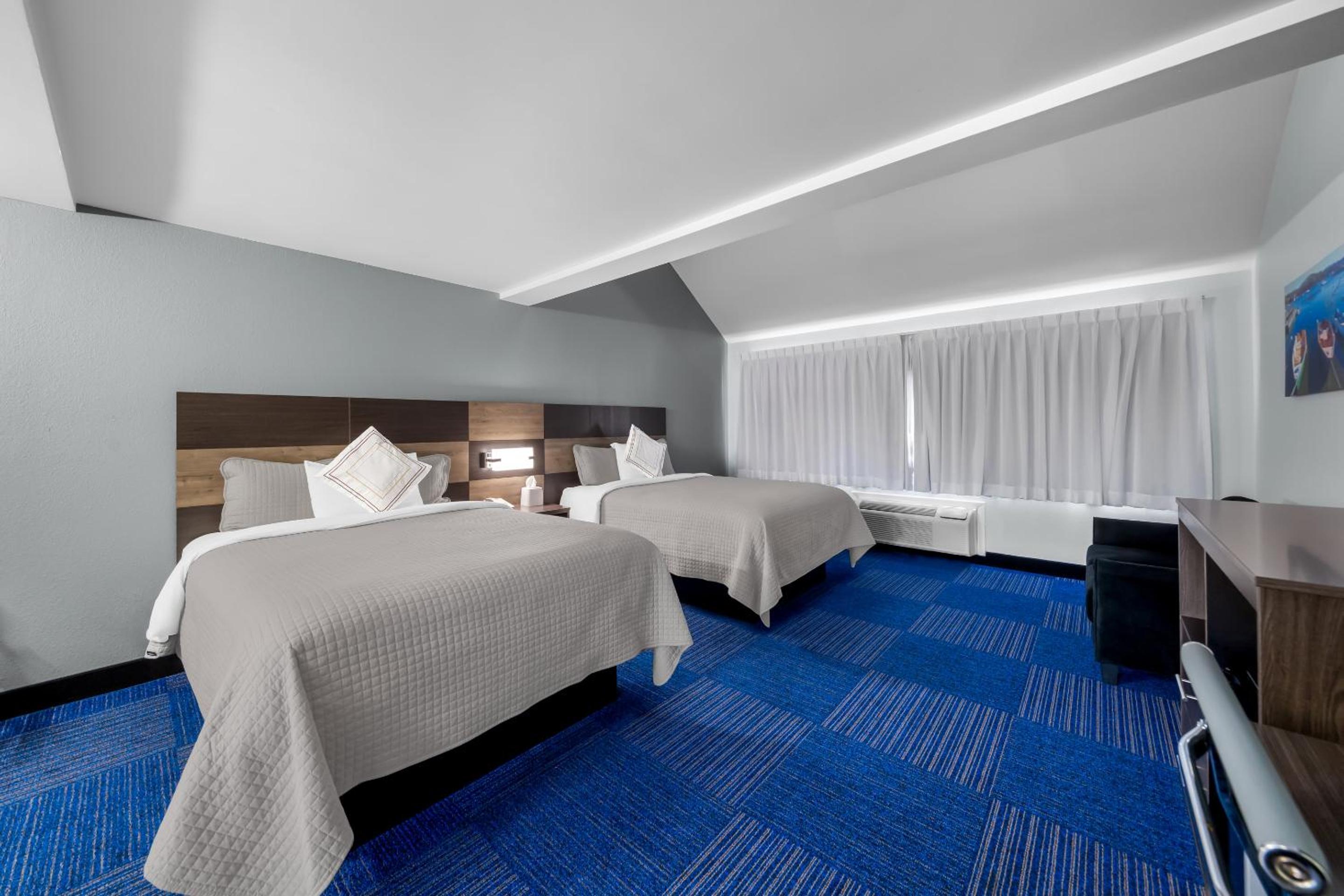 Townhouse Suite with One King and Two Queen Beds Smoke Free - Photo 10