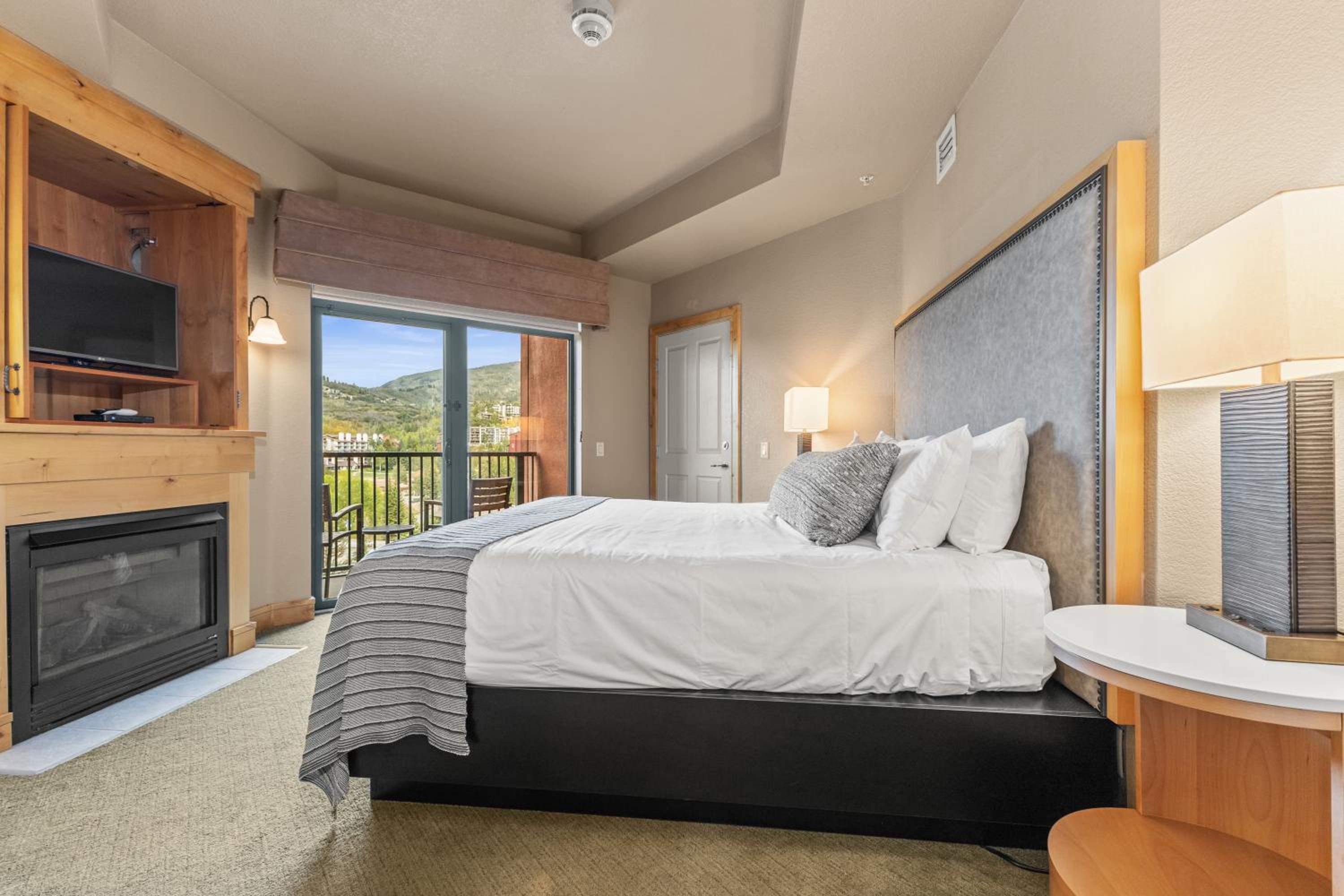 Deluxe King Room - Photo 2