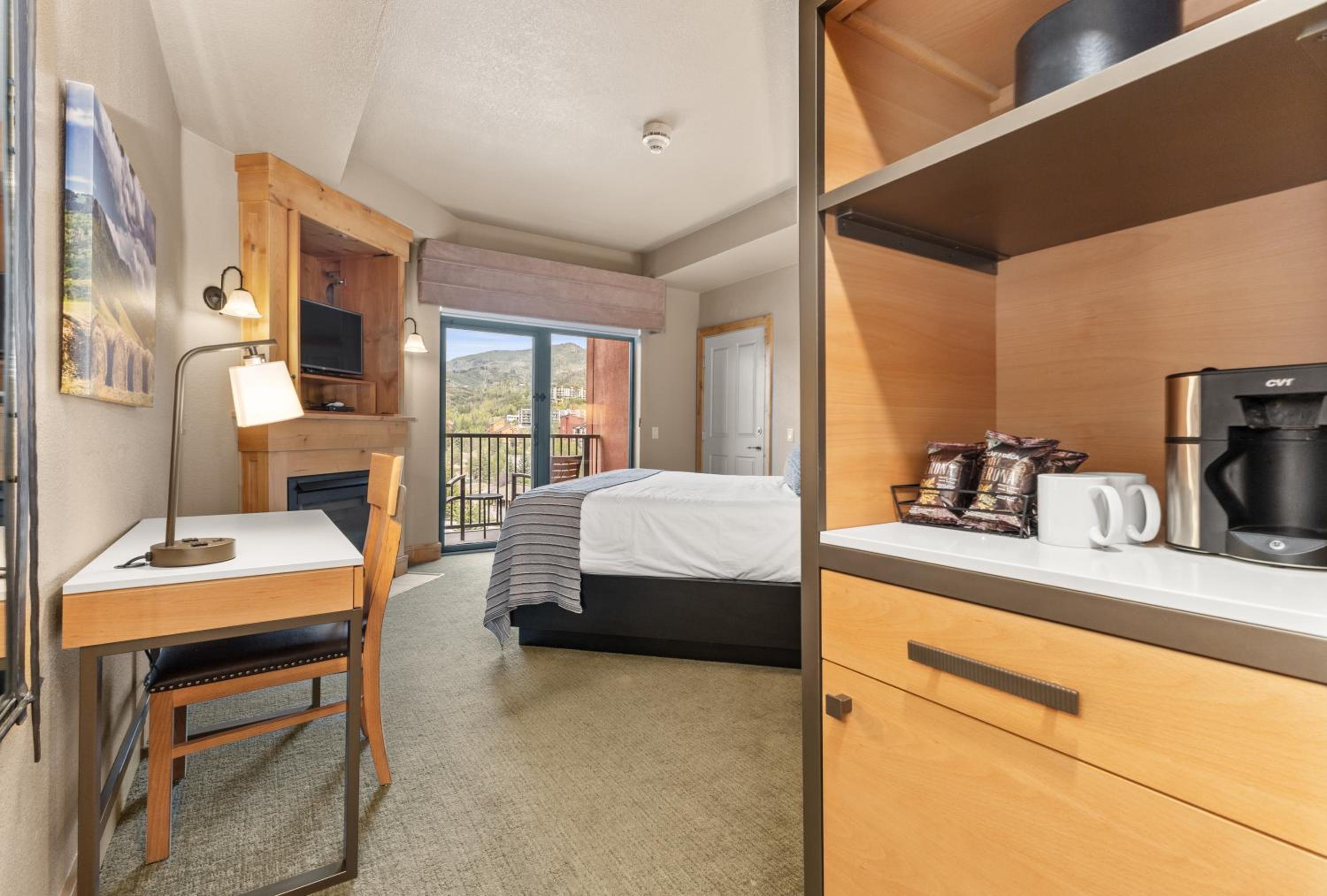 Deluxe King Room - Photo 3