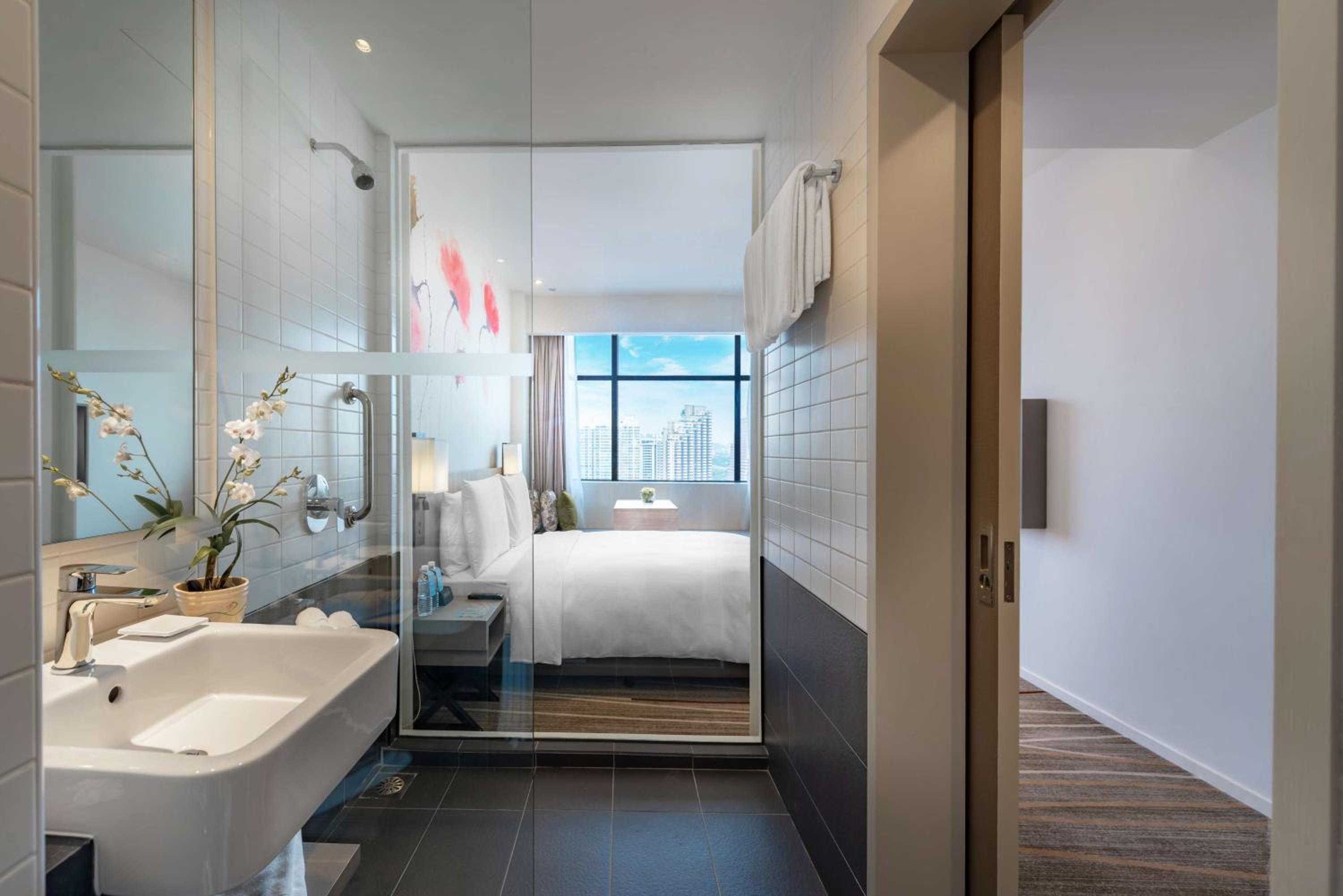 Queen Guest Room with City View
