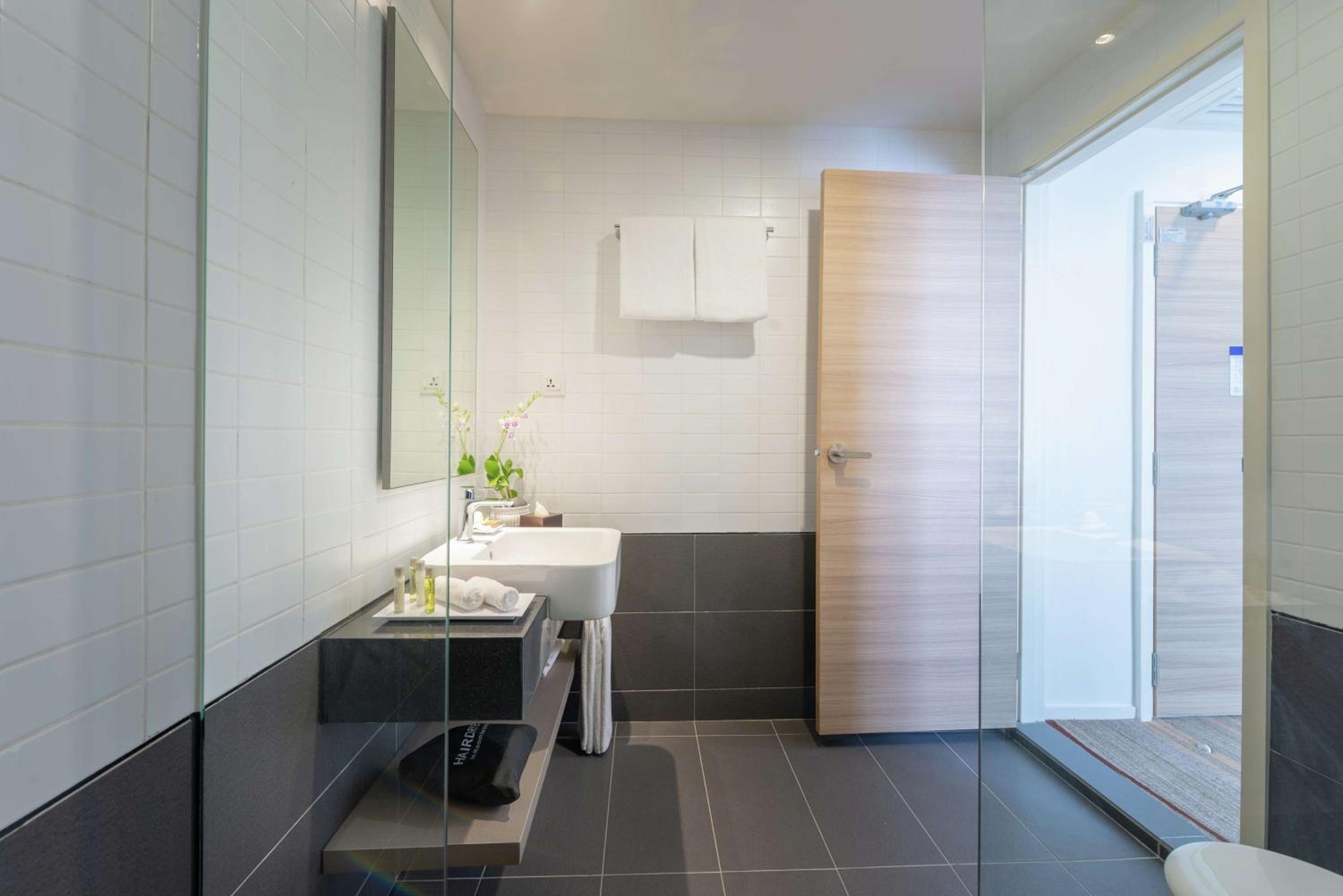 Single Guest Room with Twin Tower View photo 3