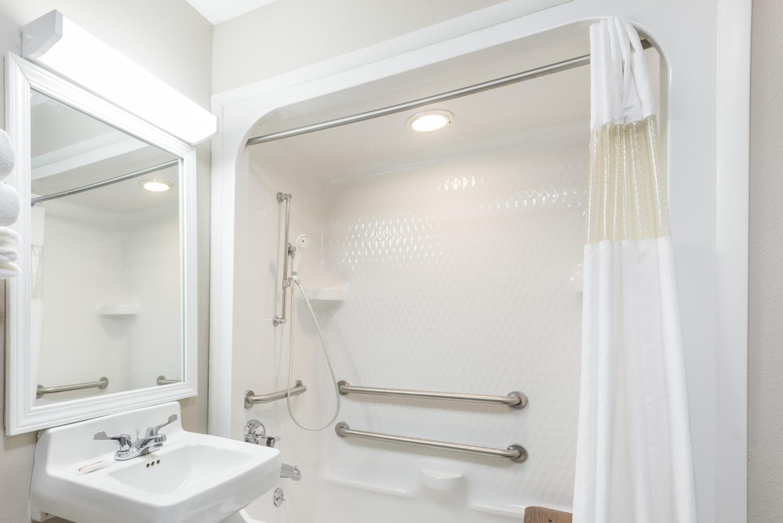 Queen Room - Disability Access - Photo 5