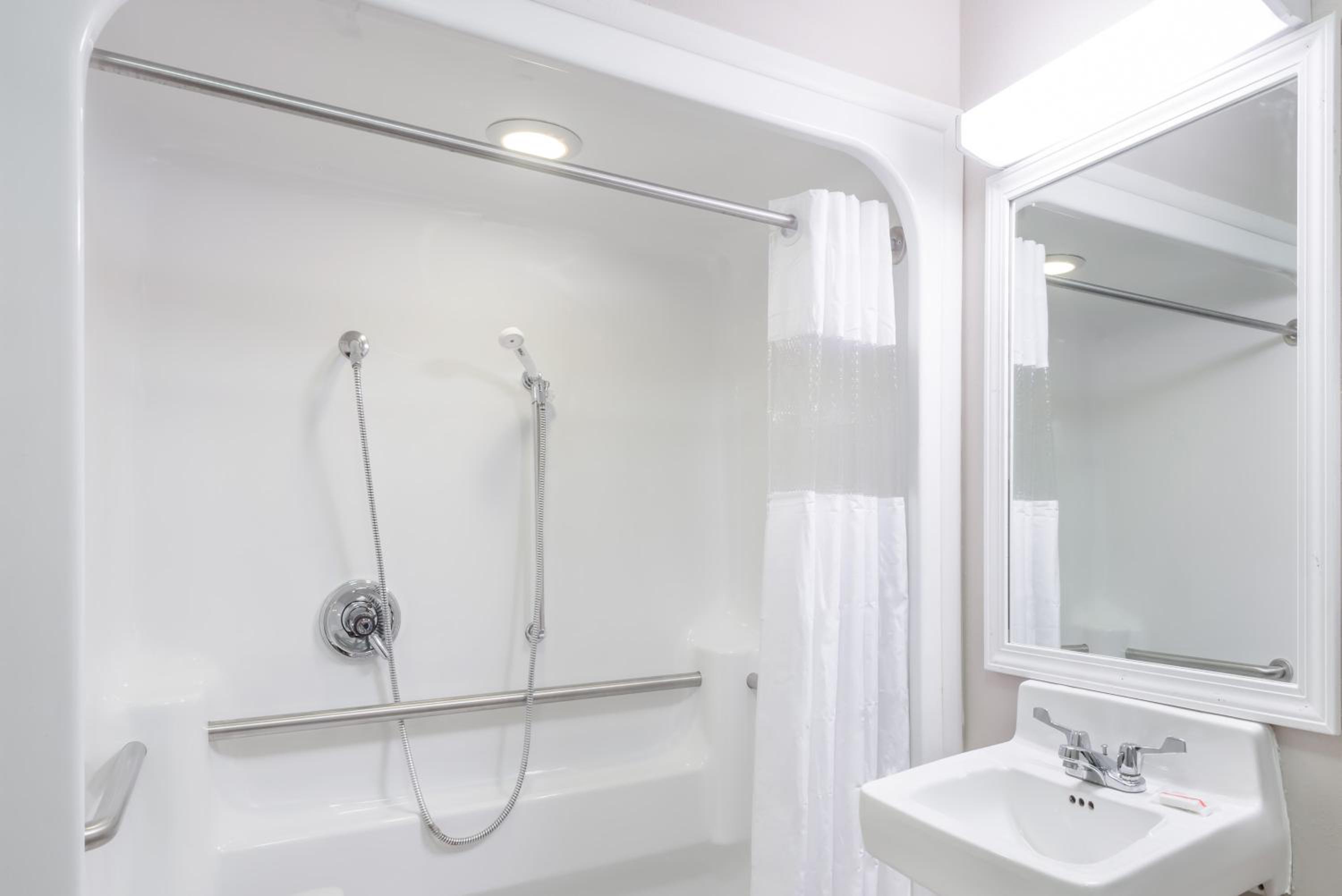 Queen Room - Disability Access - Photo 4