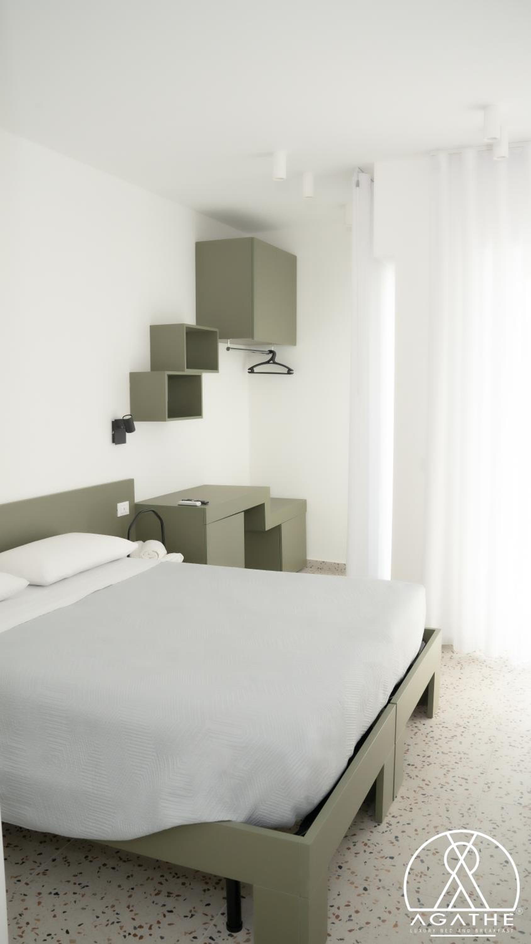 Deluxe Double Room with Balcony and Sea View - Photo 11
