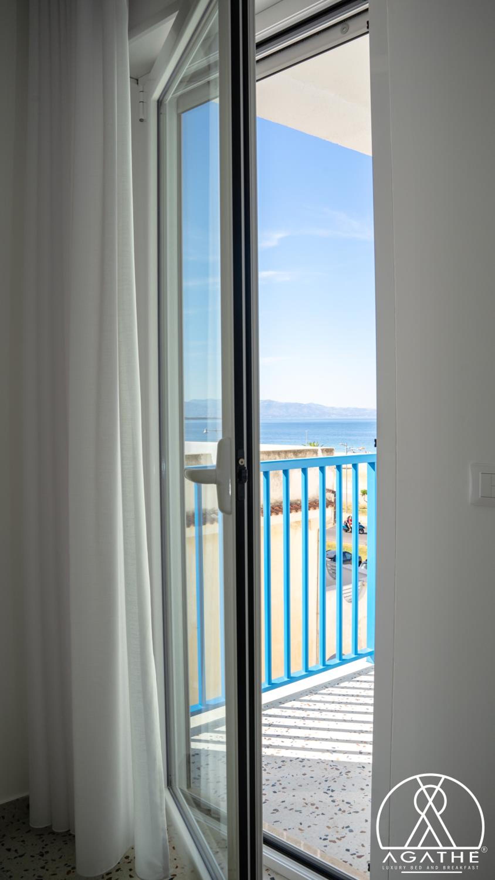 Deluxe Double Room with Balcony and Sea View - Photo 7