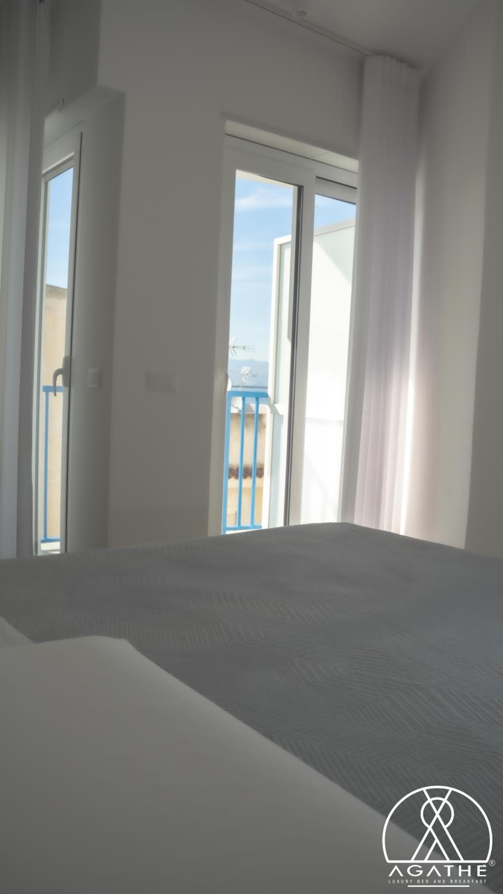 Deluxe Double Room with Balcony and Sea View - Photo 8