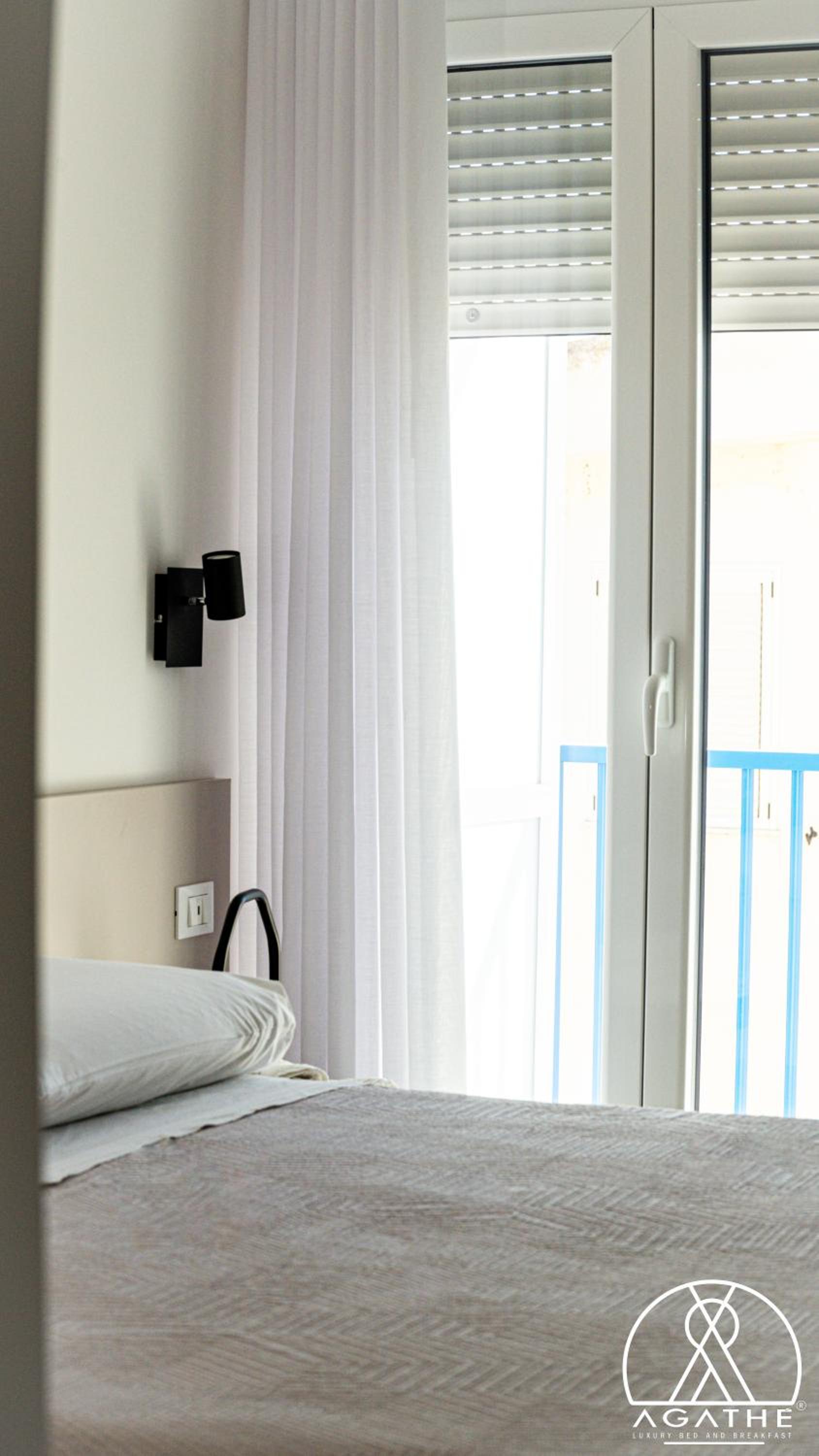 Deluxe Double Room with Side Sea View photo 1