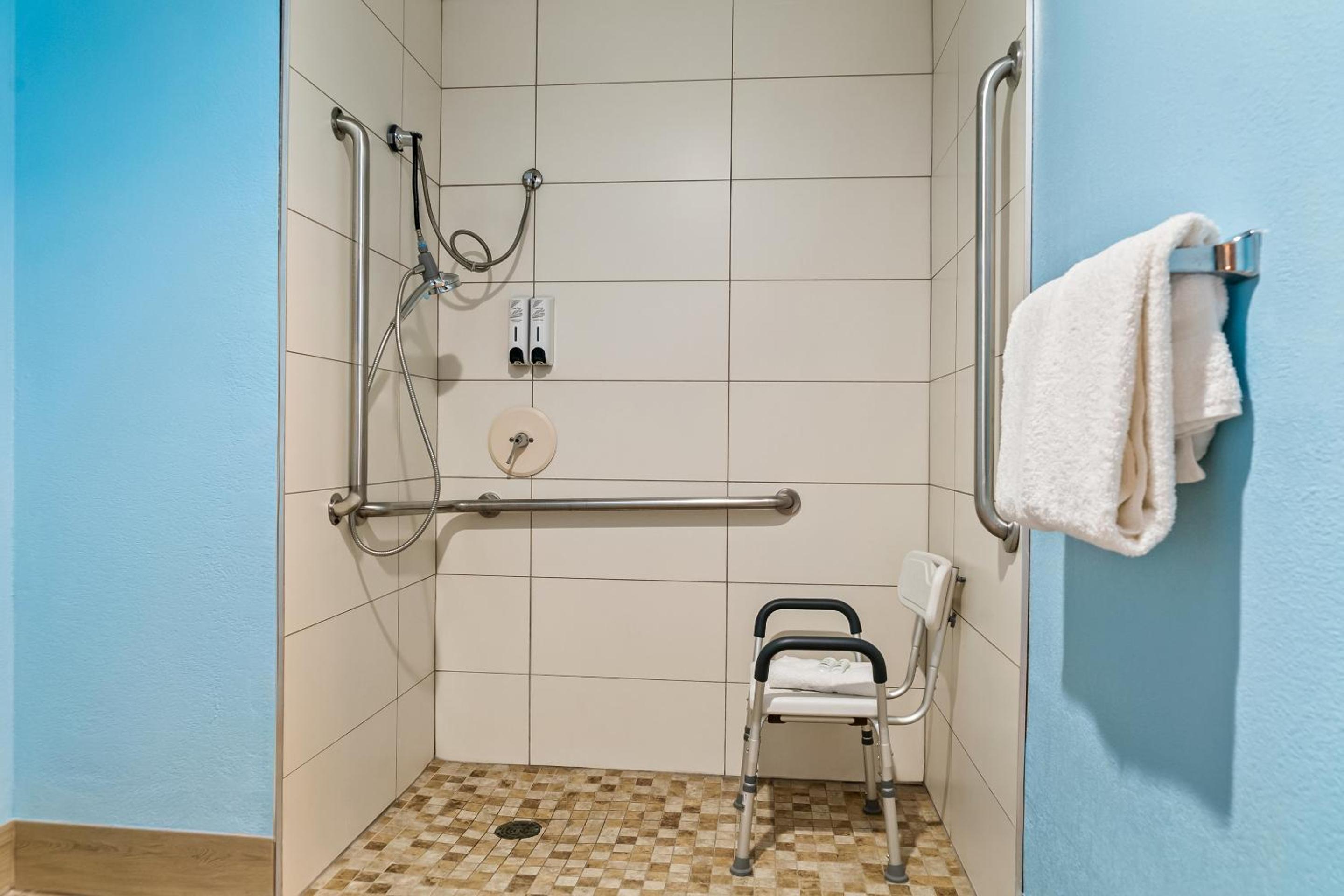 Studio King Room Disability Access Roll-In Shower Non-Smoking - Photo 3