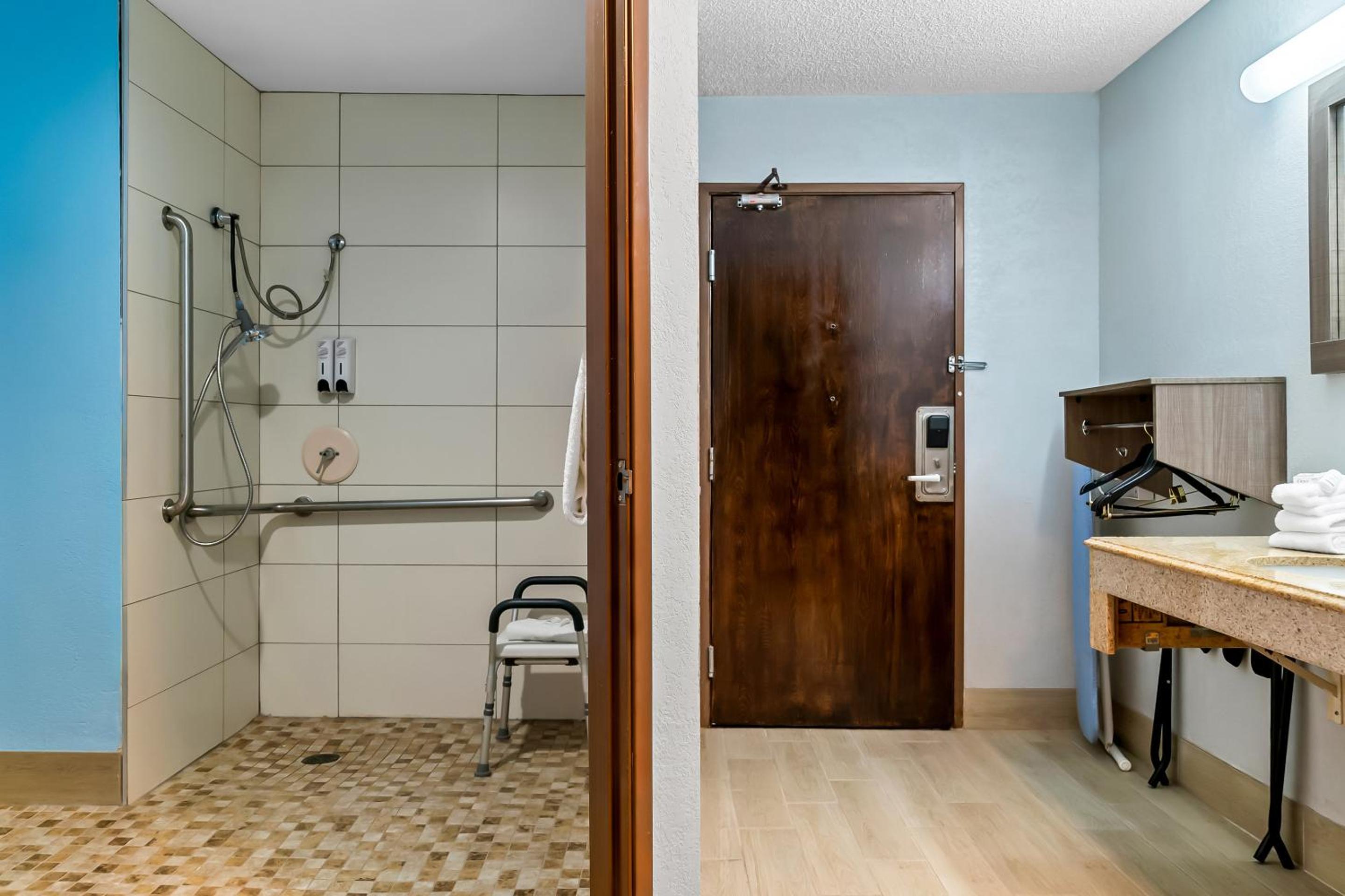 Studio King Room Disability Access Roll-In Shower Non-Smoking - Photo 4