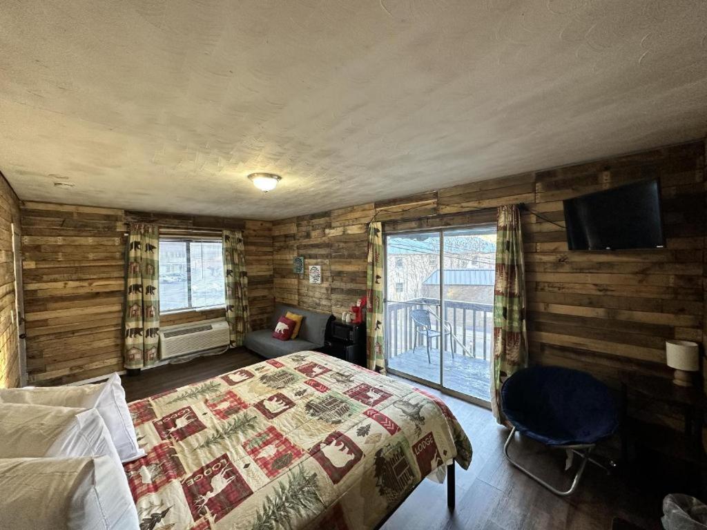 Standard Queen Room with Two Queen Beds - Photo 2