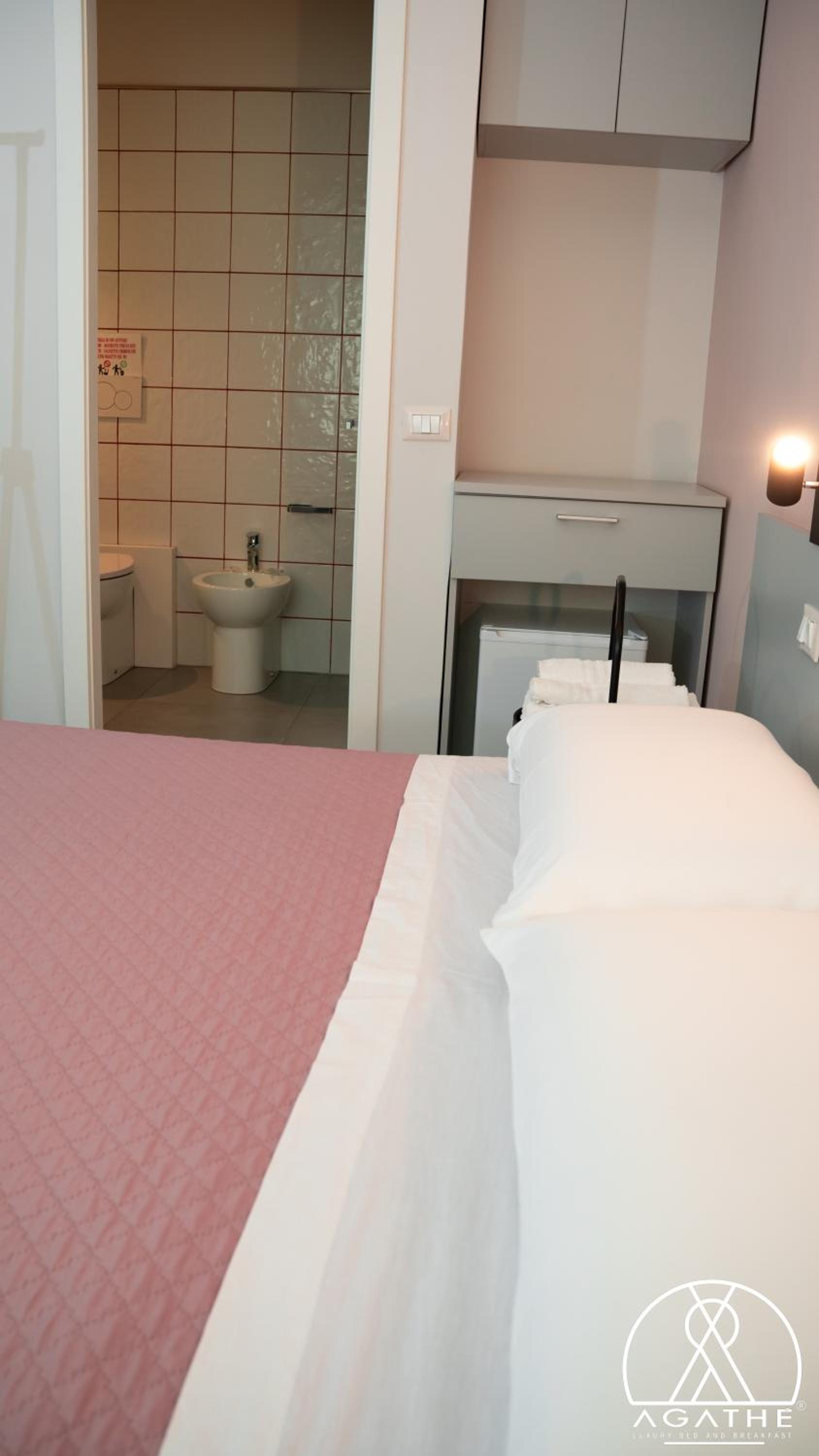 Double Room - Photo 6