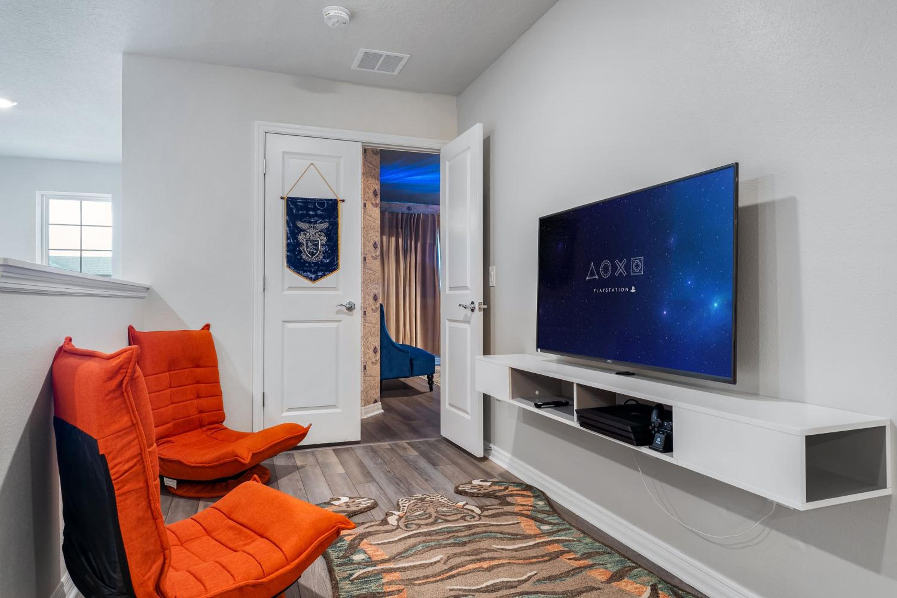 Eight-Bedroom House photo 1