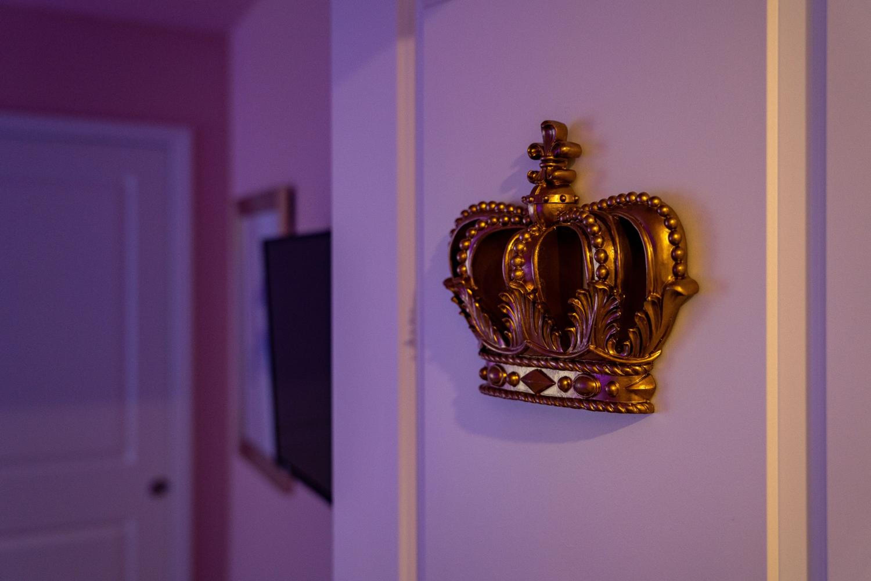 Eight-Bedroom House photo 2