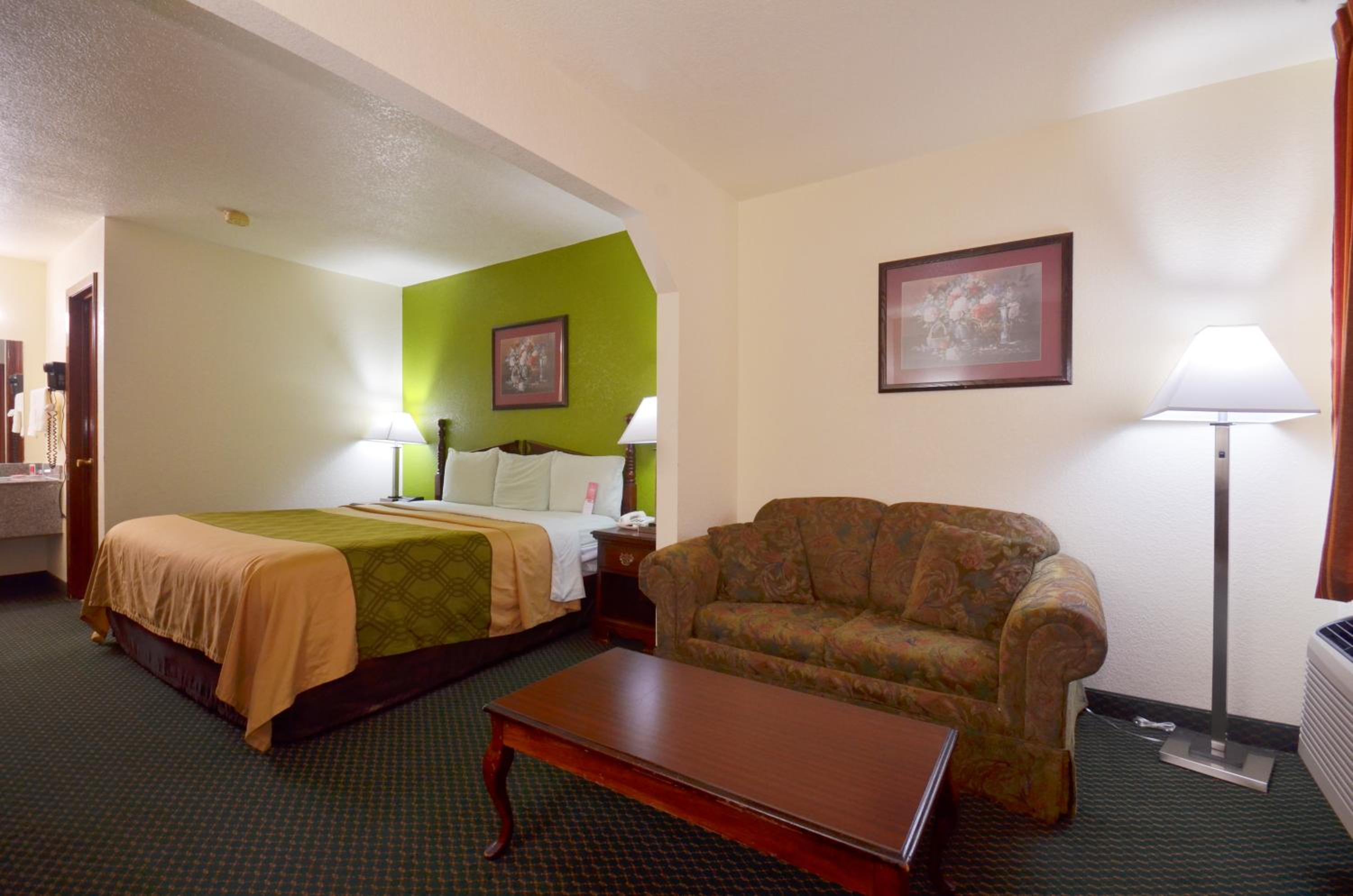 King Suite - Non-Smoking - Photo 3