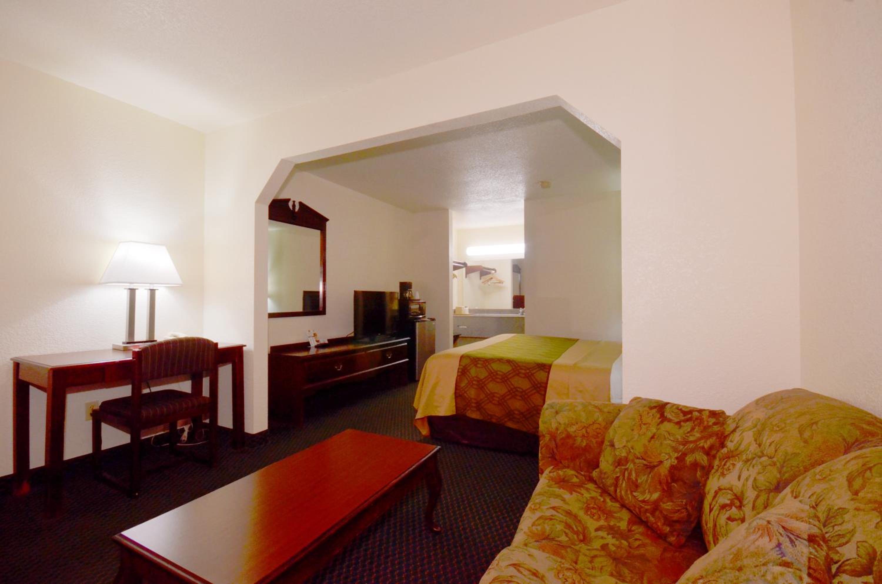 King Suite - Non-Smoking - Photo 2
