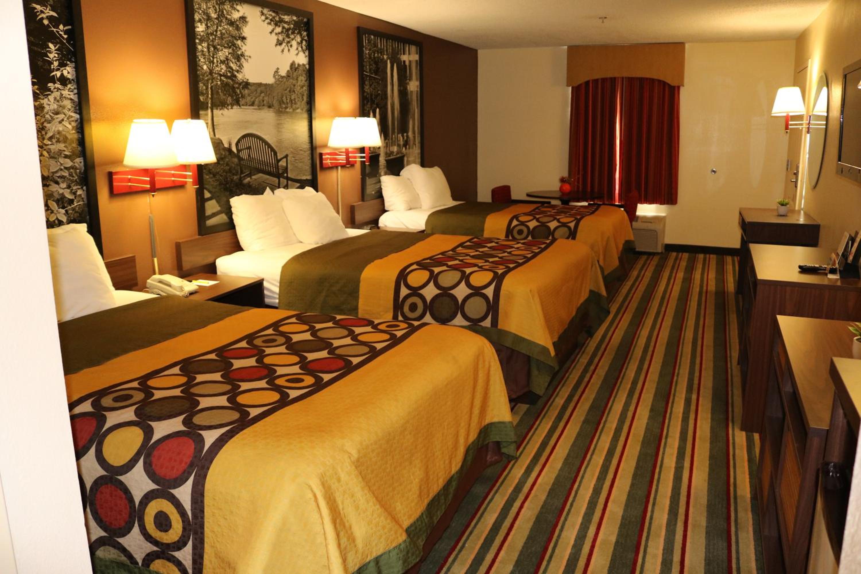 Studio Suite with Three Double Beds - Non-Smoking - Photo 3