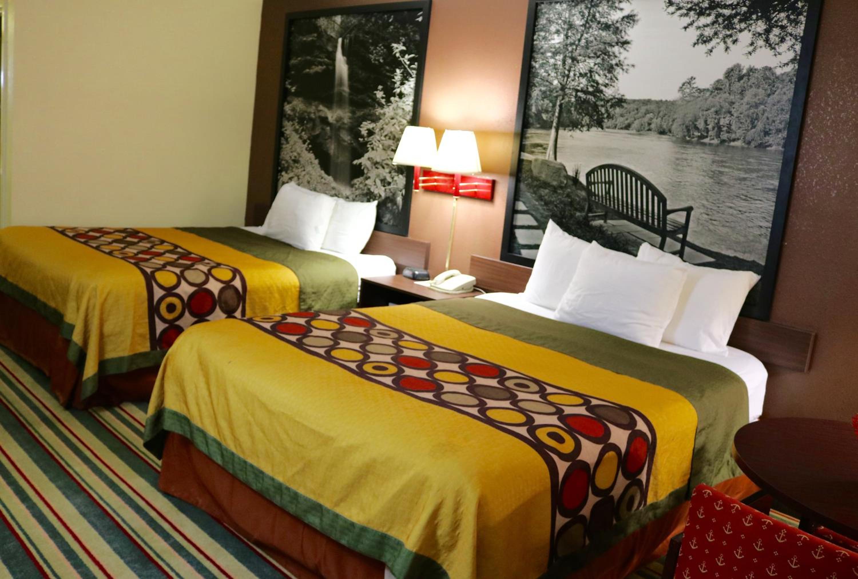 Queen Room with Two Queen Beds - Non-Smoking - Photo 2
