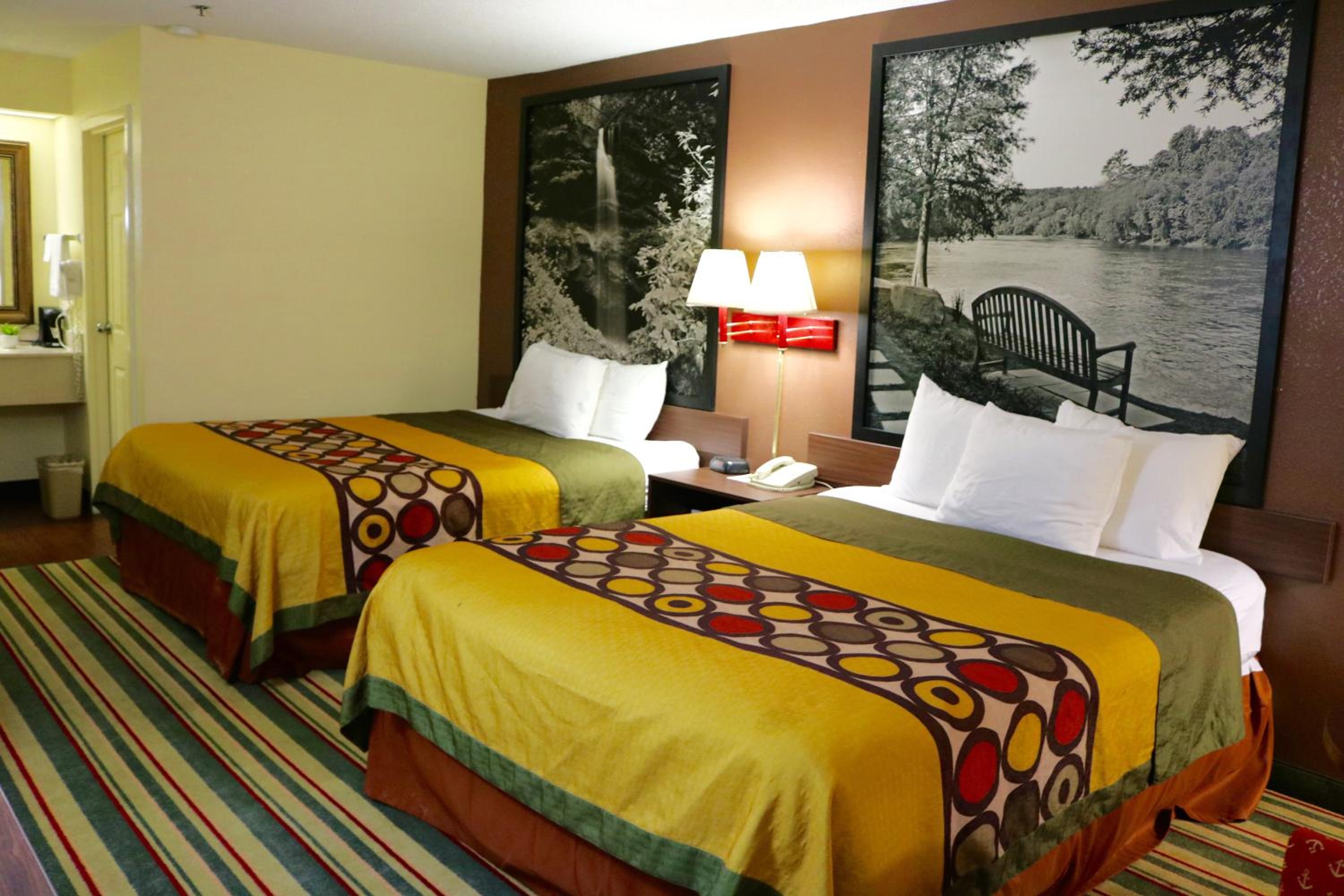 Queen Room with Two Queen Beds - Non-Smoking - Photo 3