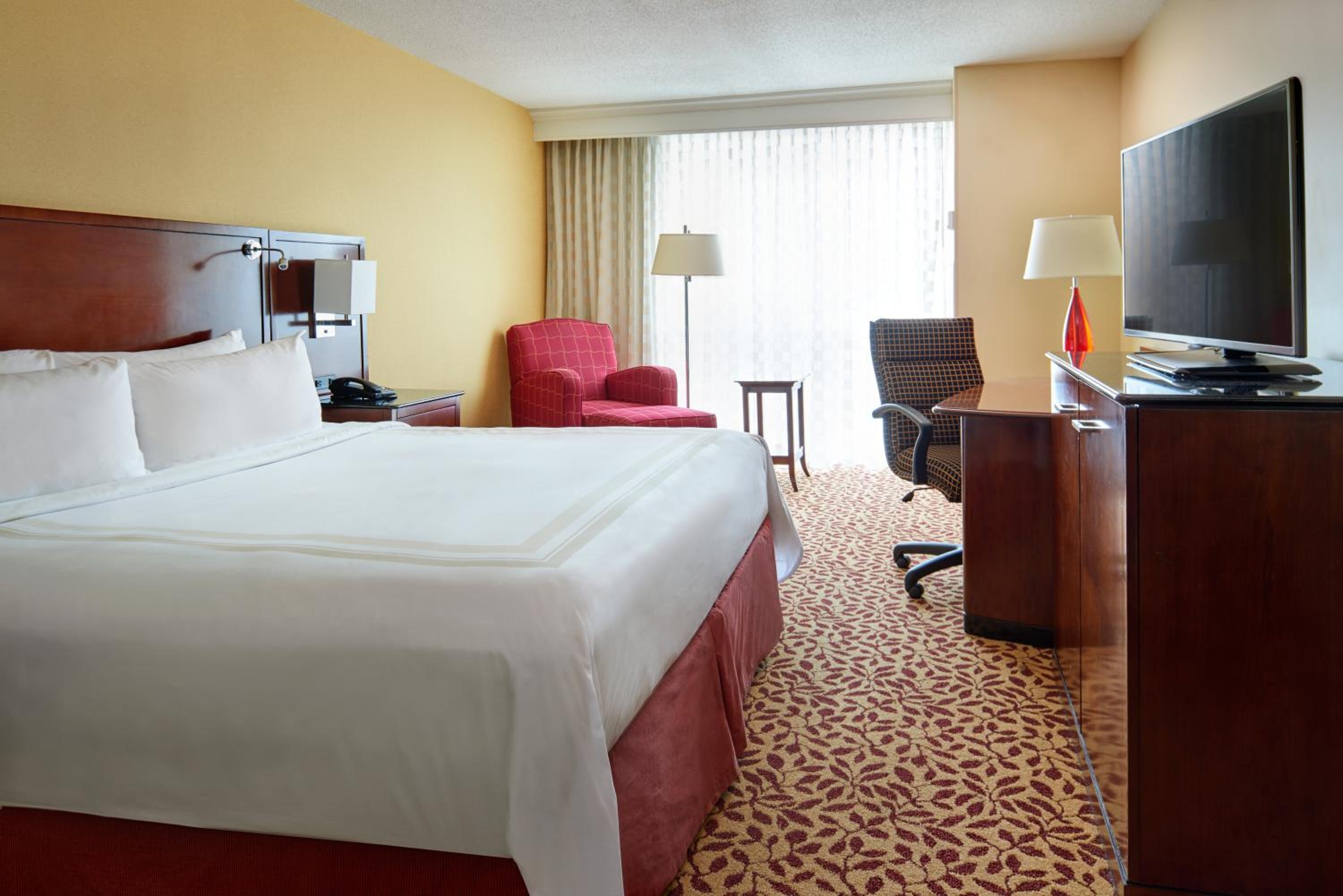 One-Bedroom Junior King Suite - Non-Smoking photo 3