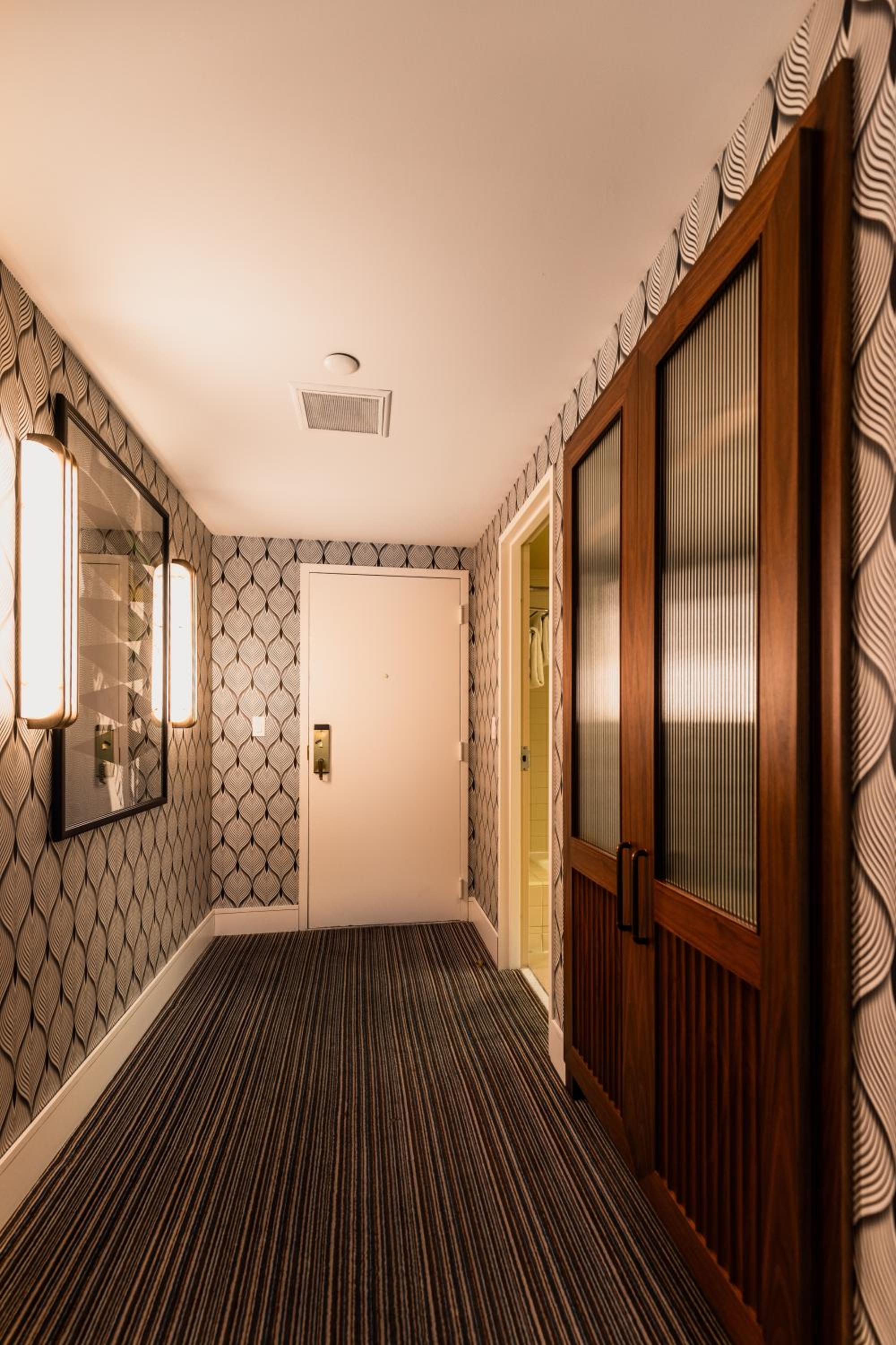 Deluxe King Room - Photo 4
