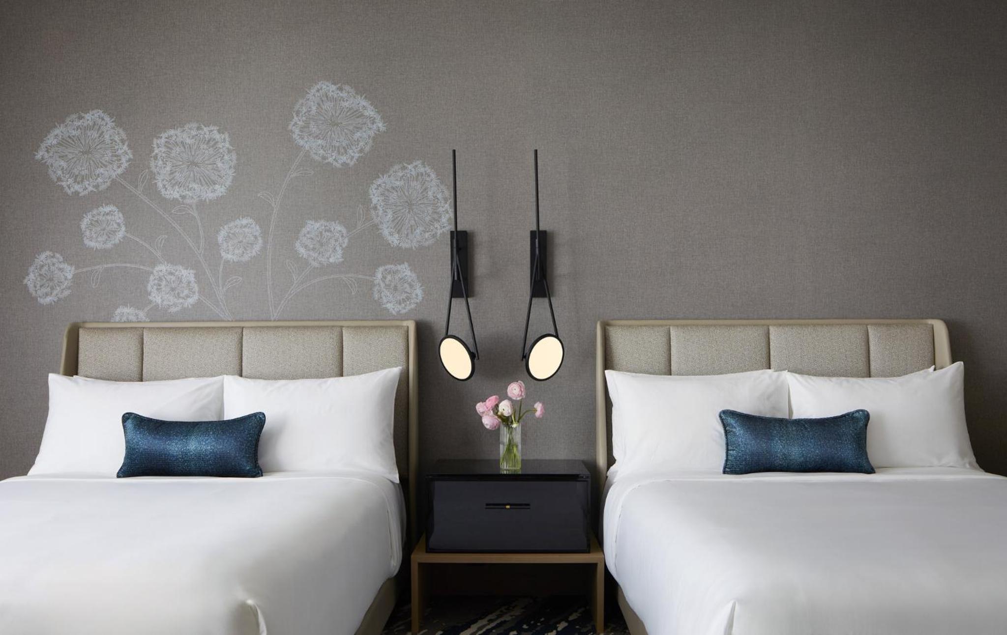 Classic Queen Room with Two Queen Beds - Photo 7