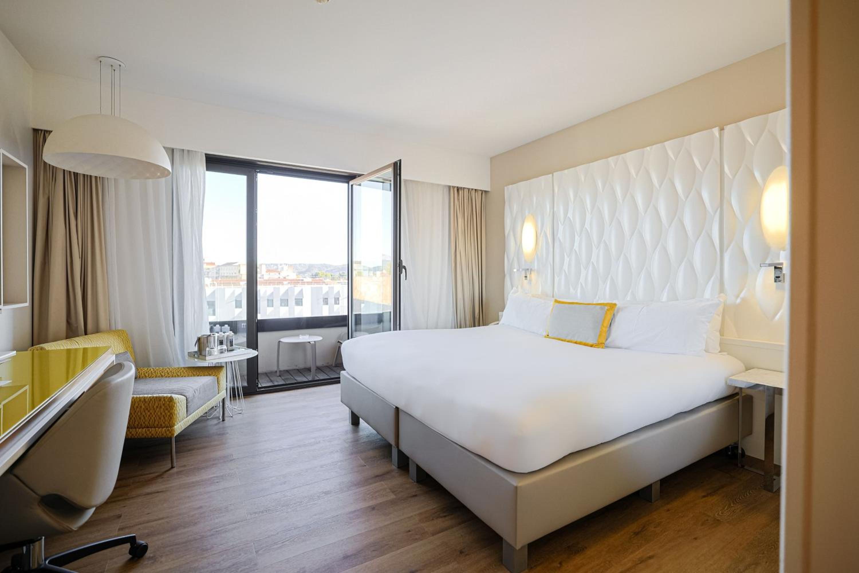 King Room with a Panoramic City View photo 3