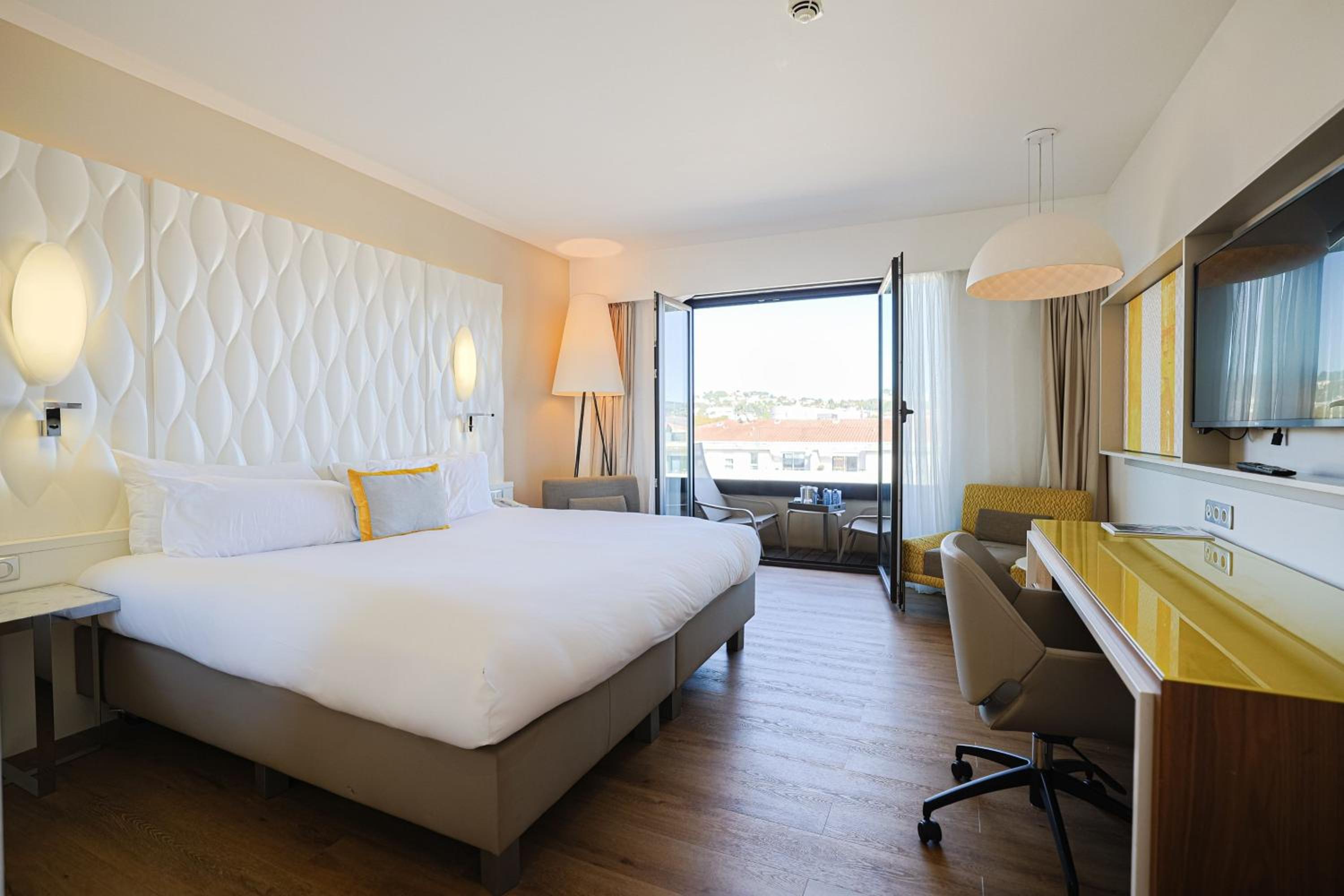 King Room with a Panoramic City View