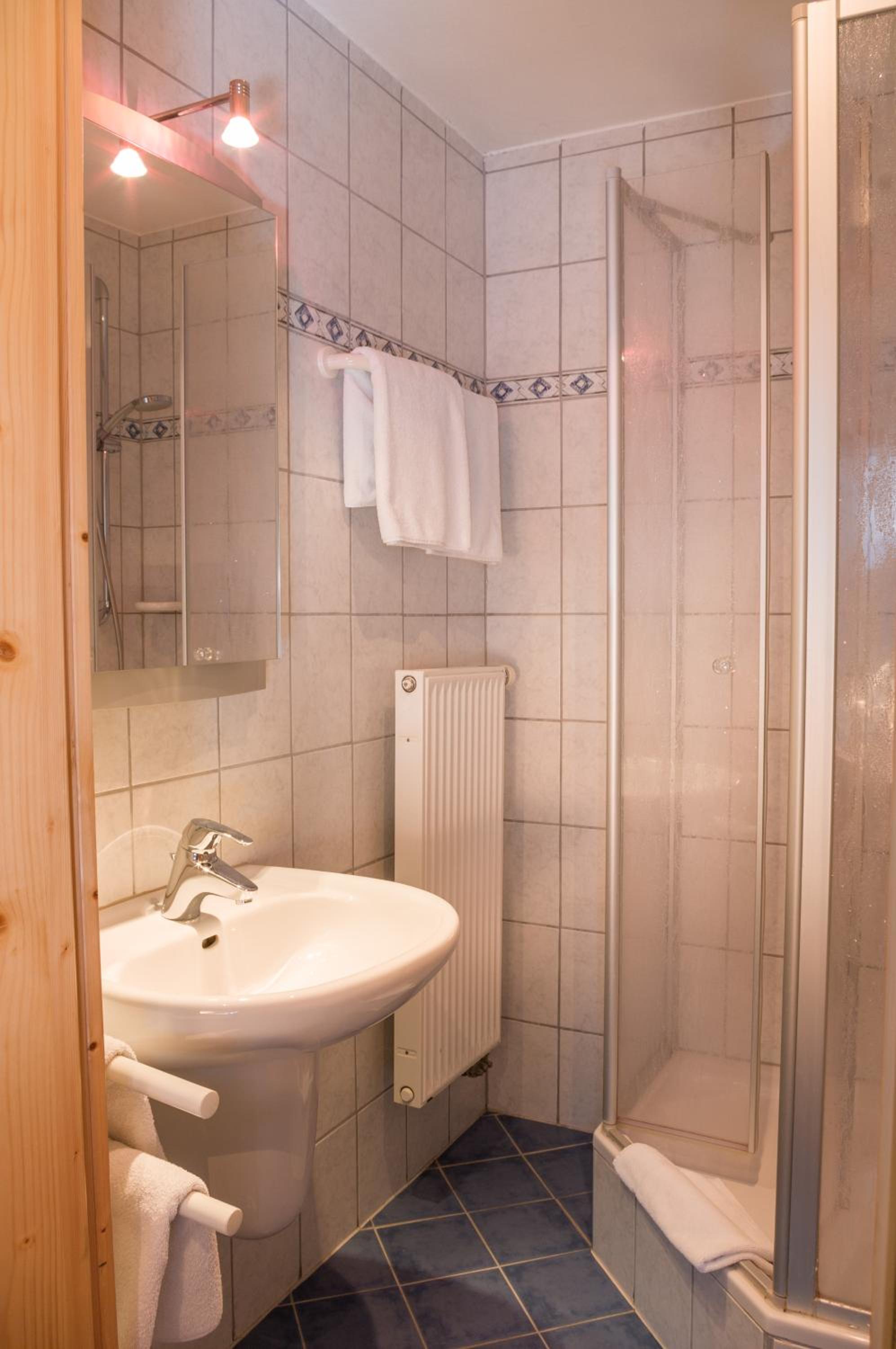 Standard Double Room - Photo 3