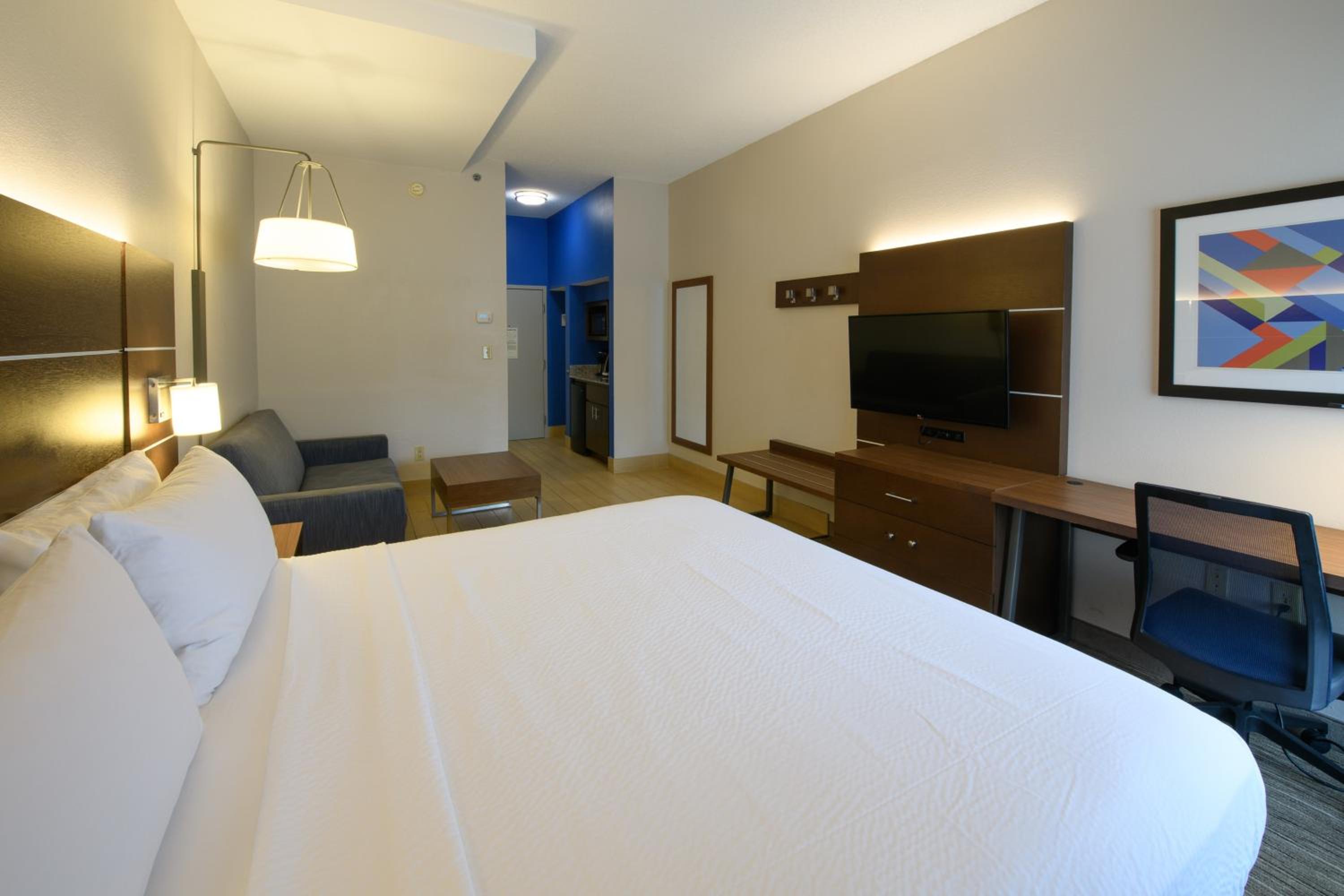 One-Bedroom Suite - Photo 2
