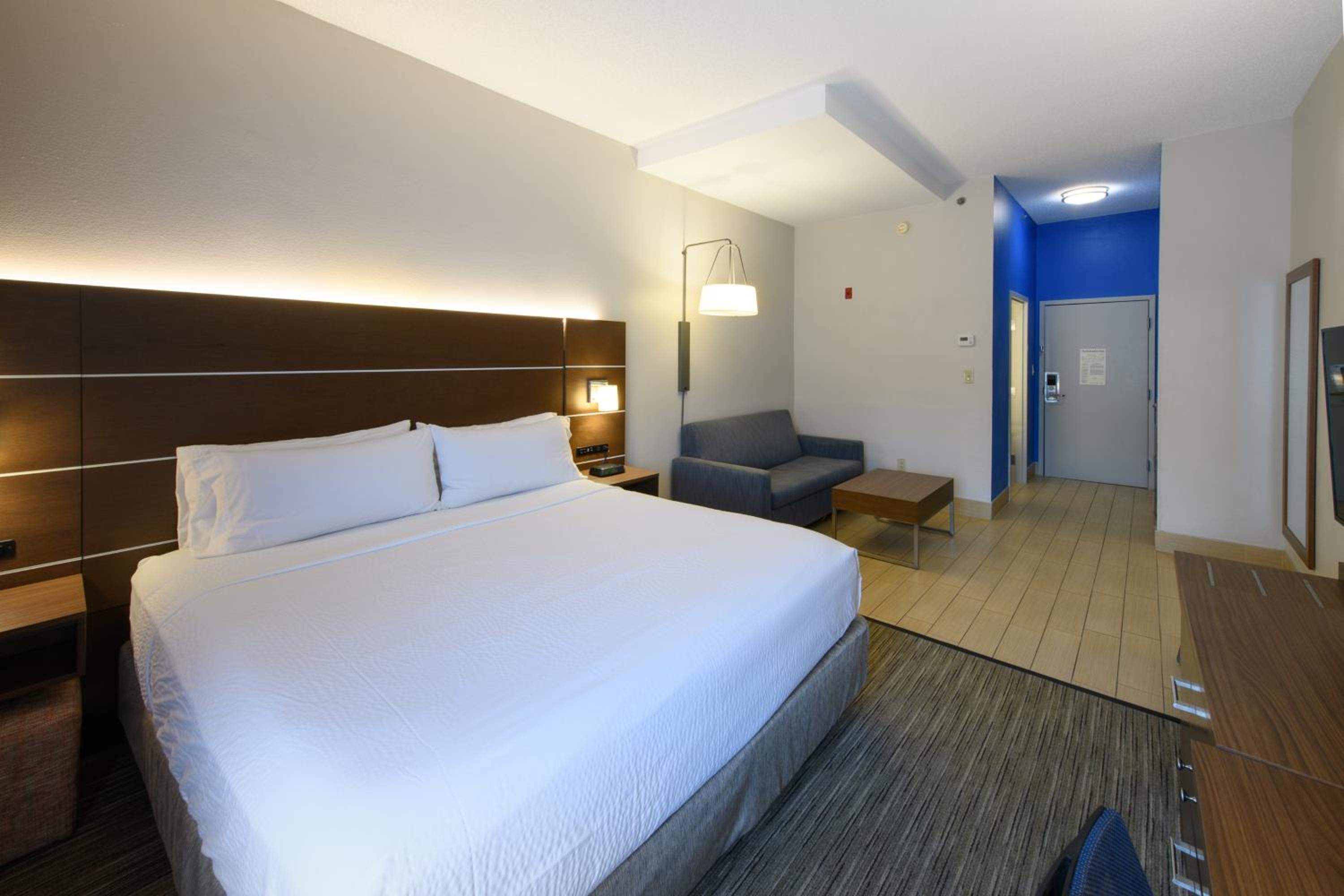 One-Bedroom Suite - Photo 1