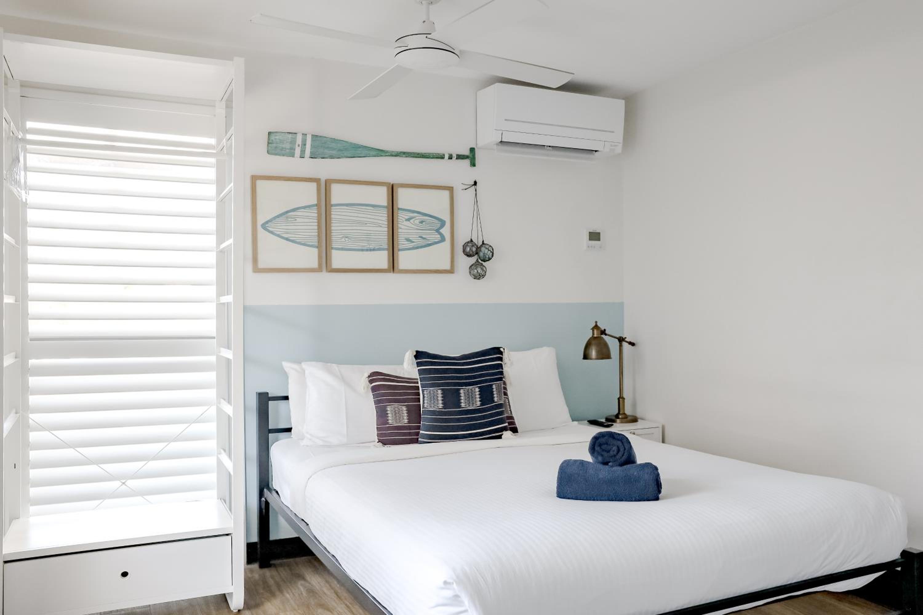 Queen Room with shared Bathroom