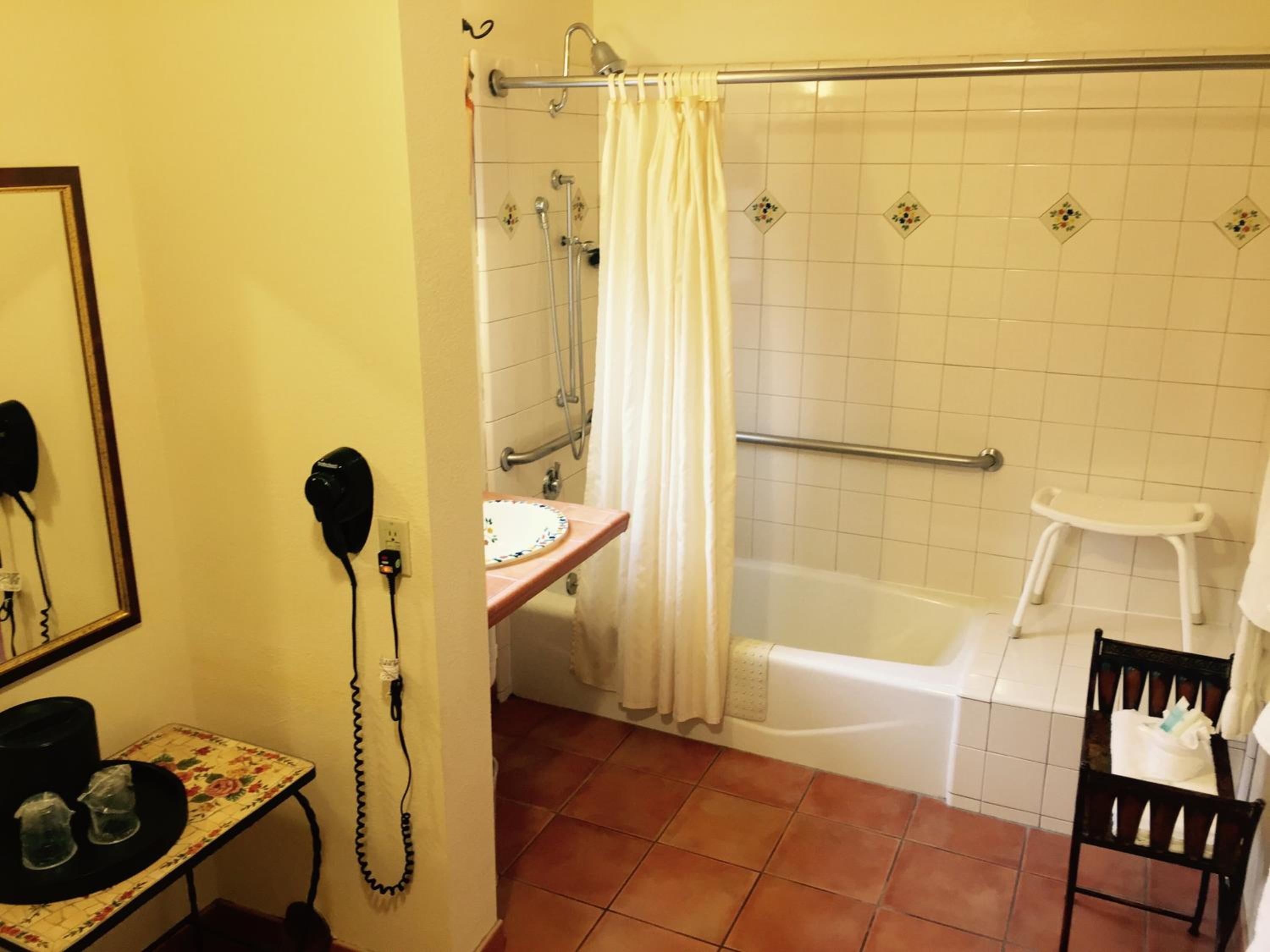 Queen Room - Disability Access - Non-Smoking - Photo 5