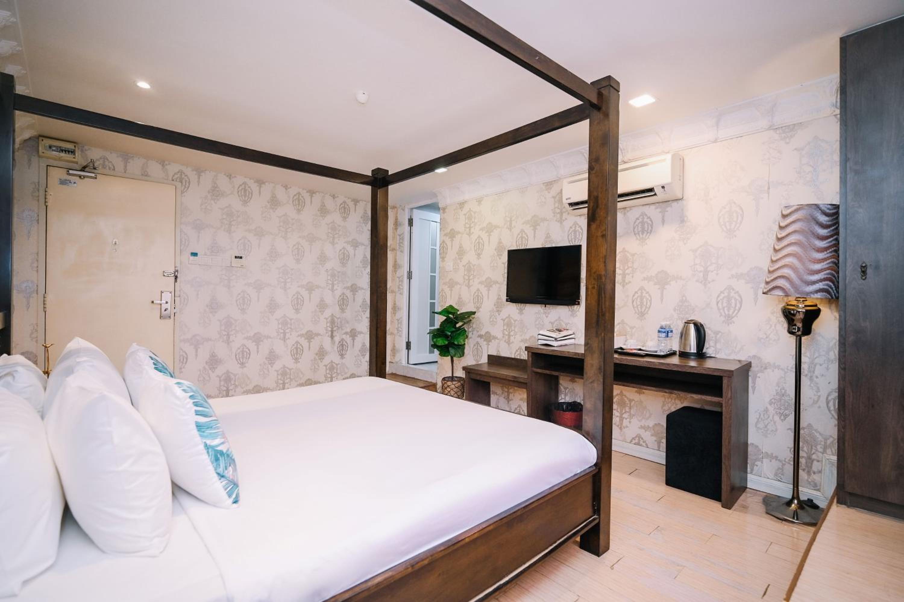 Deluxe King Room - Photo 7