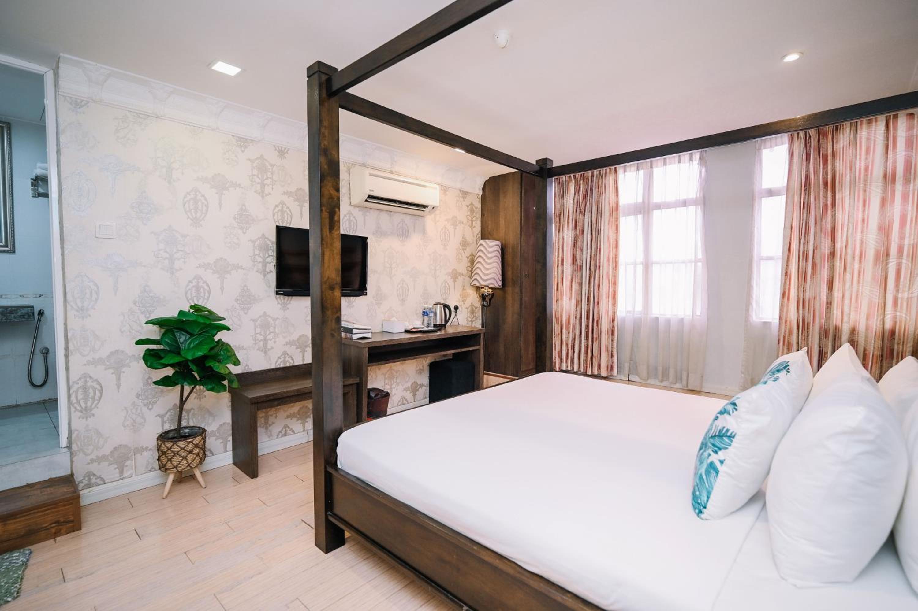 Deluxe King Room - Photo 5