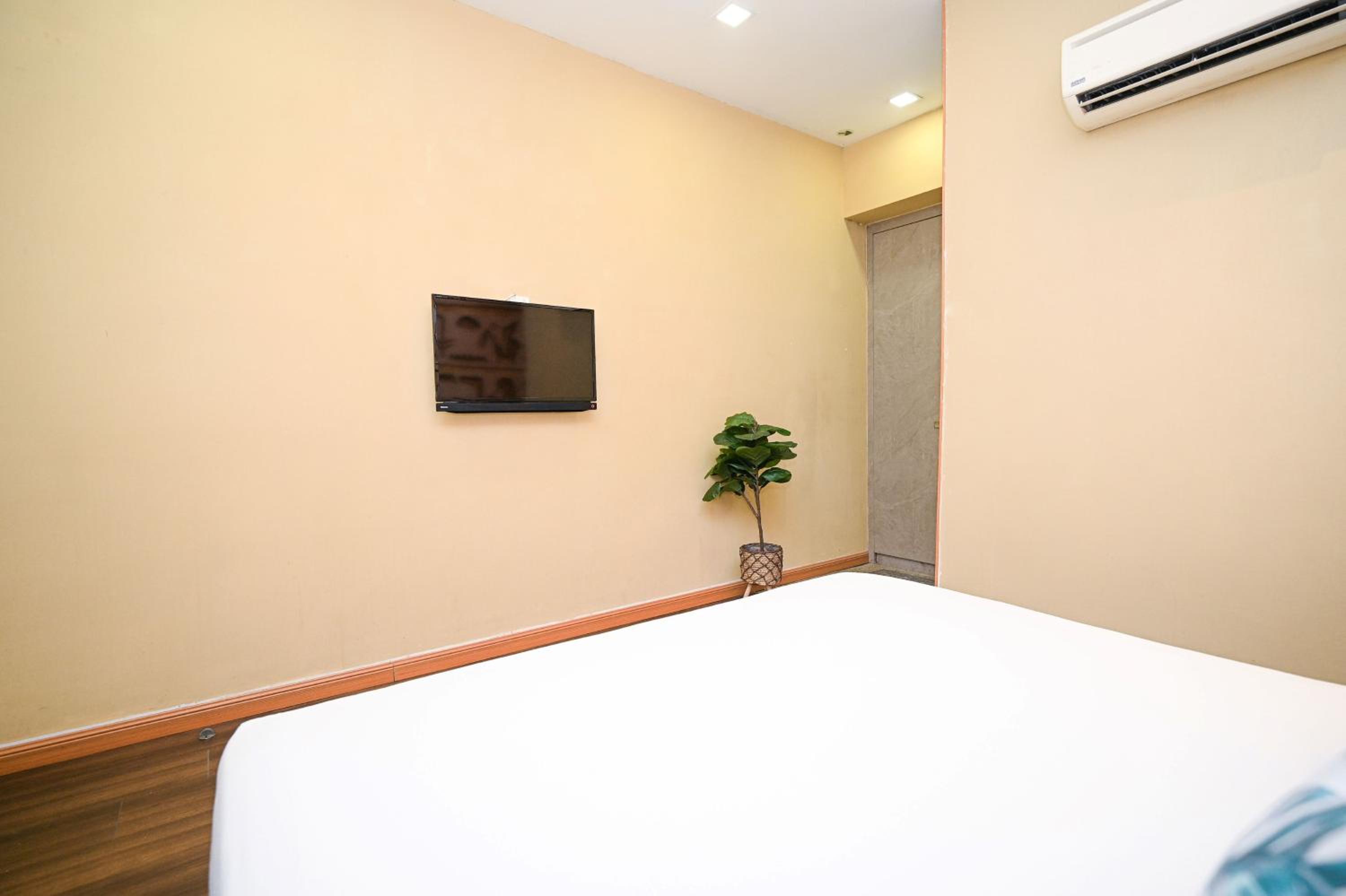 Standard King Room - Photo 6