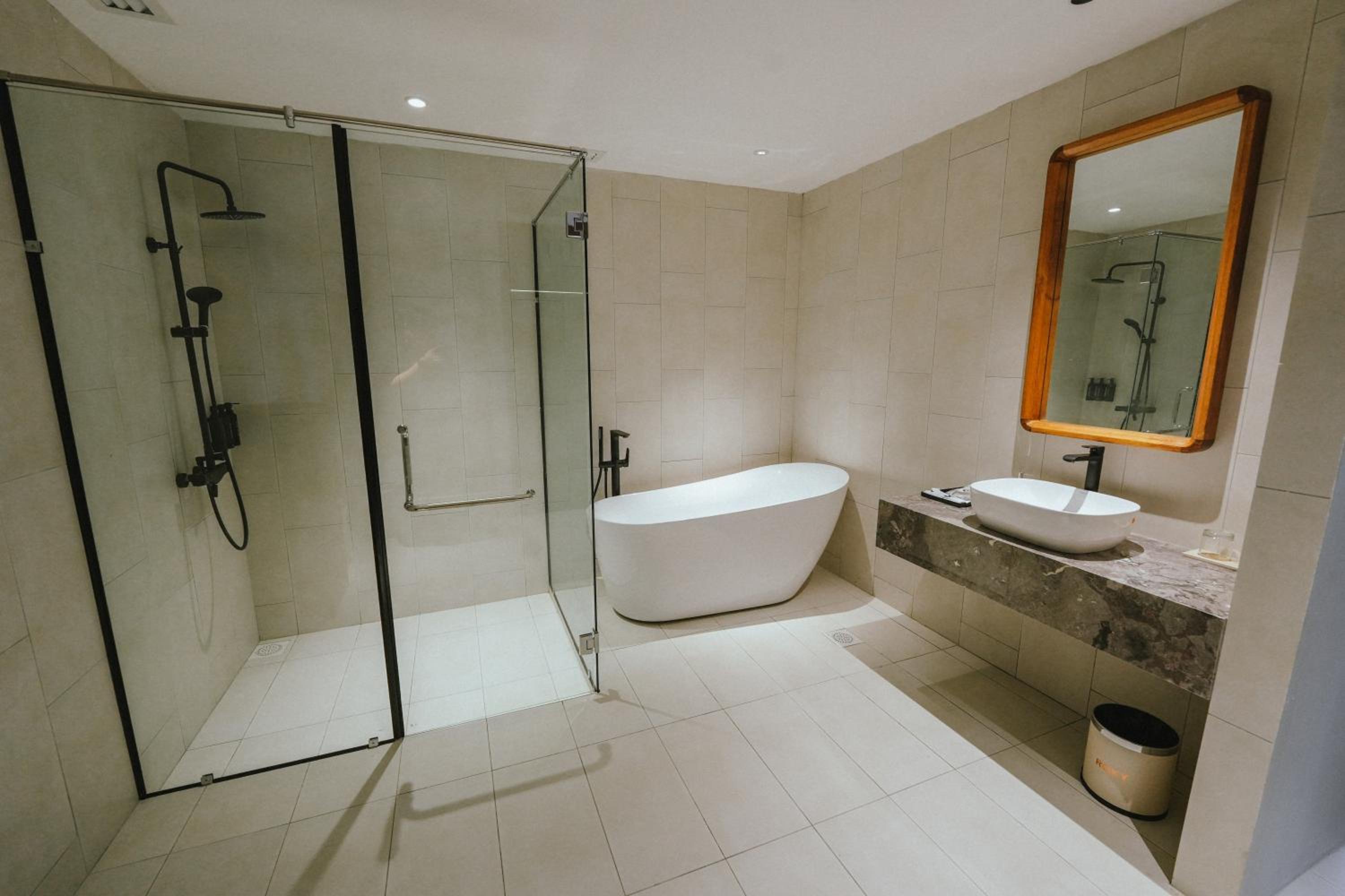 Deluxe Suite - Photo 11