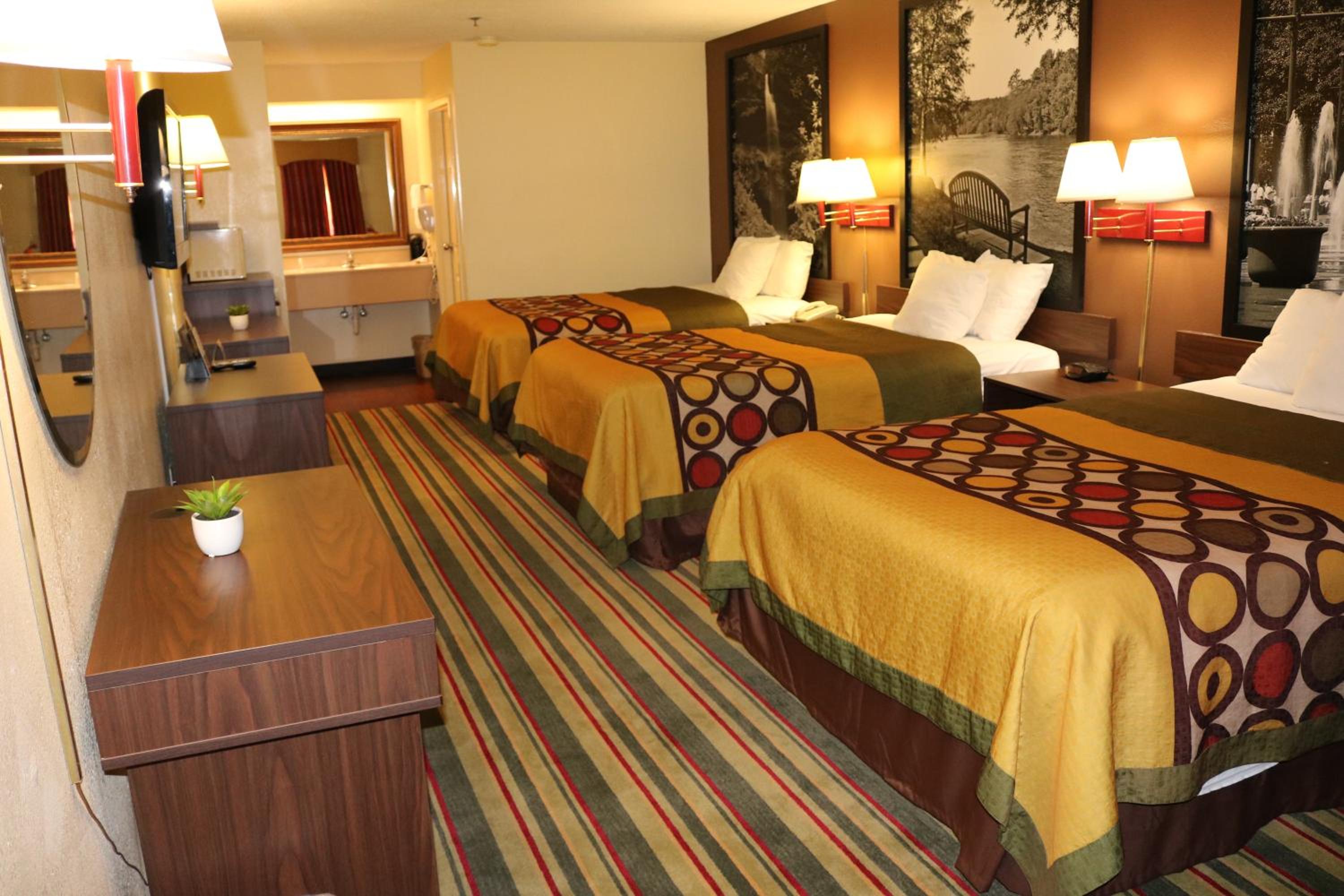 Studio Suite with Three Double Beds - Non-Smoking - Photo 7