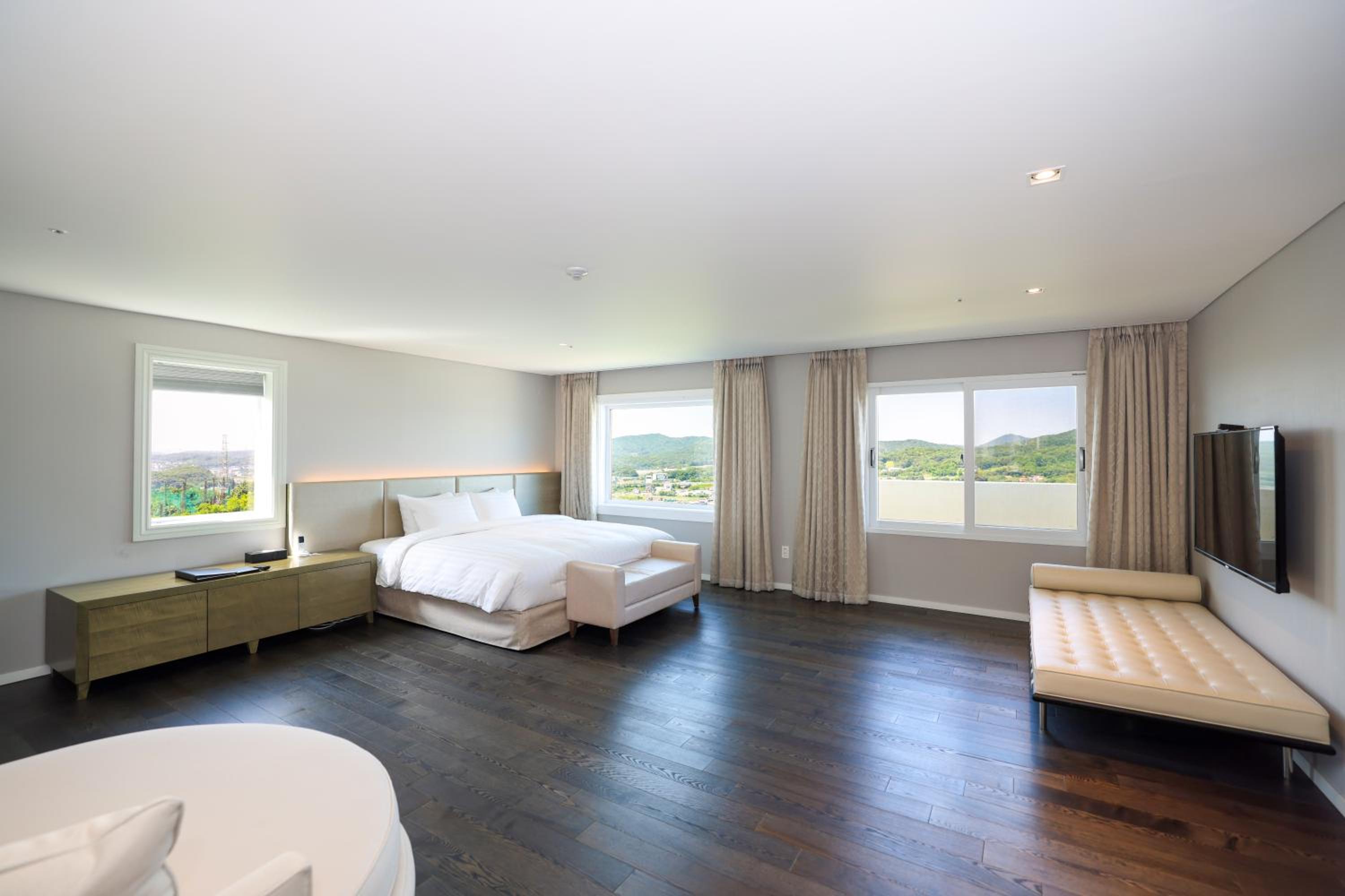 Laviedor Suite with One King Bed - Non-Smoking photo 3