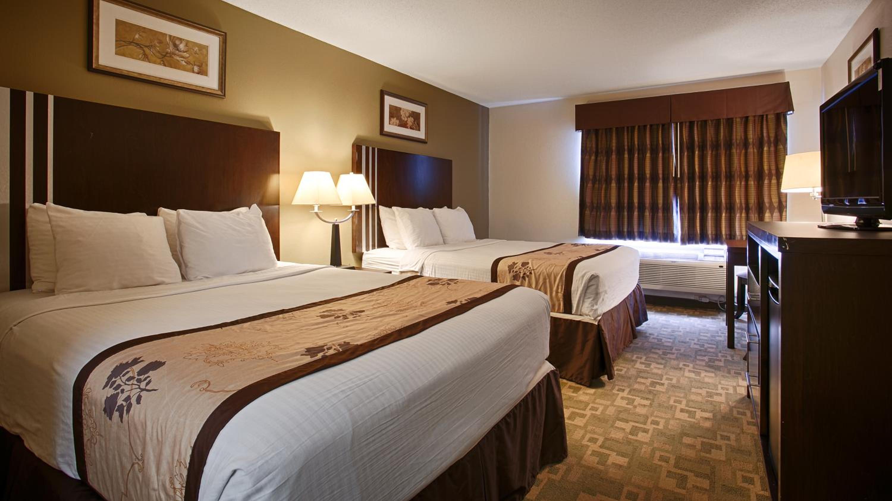 Queen Room with Two Queen Beds - Non-Smoking - Photo 3