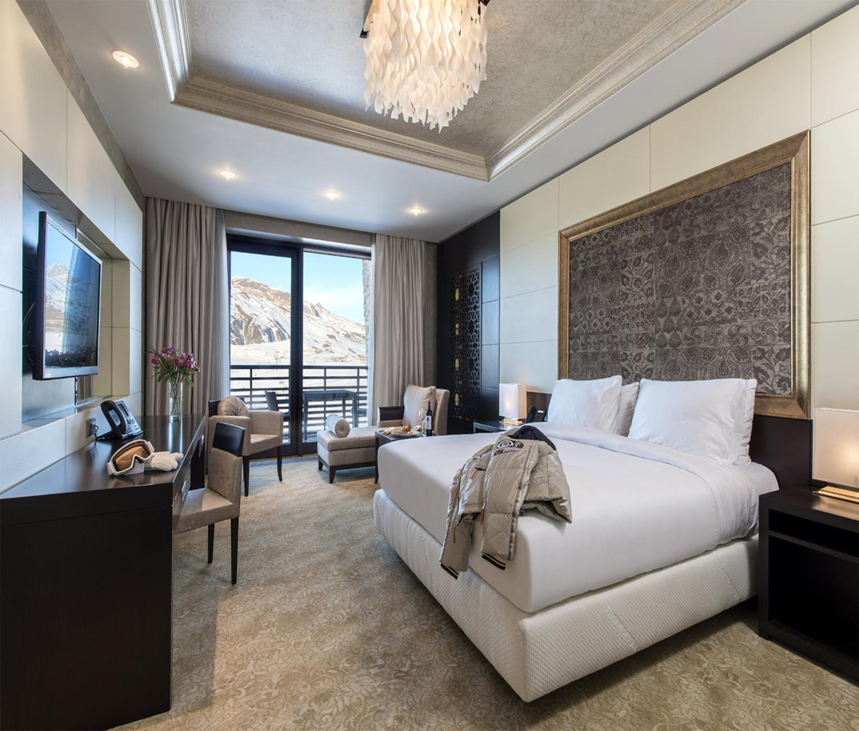Deluxe King Room with Mountain View photo 3