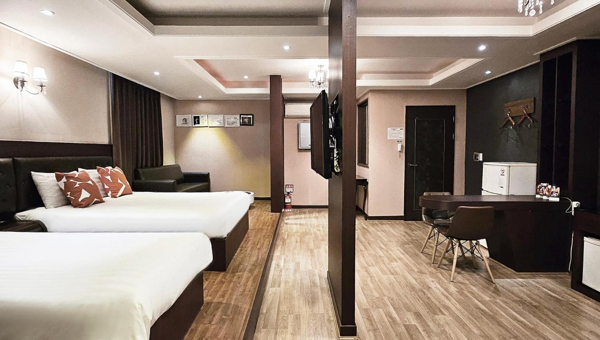 Royal Suite Double + Single photo 2