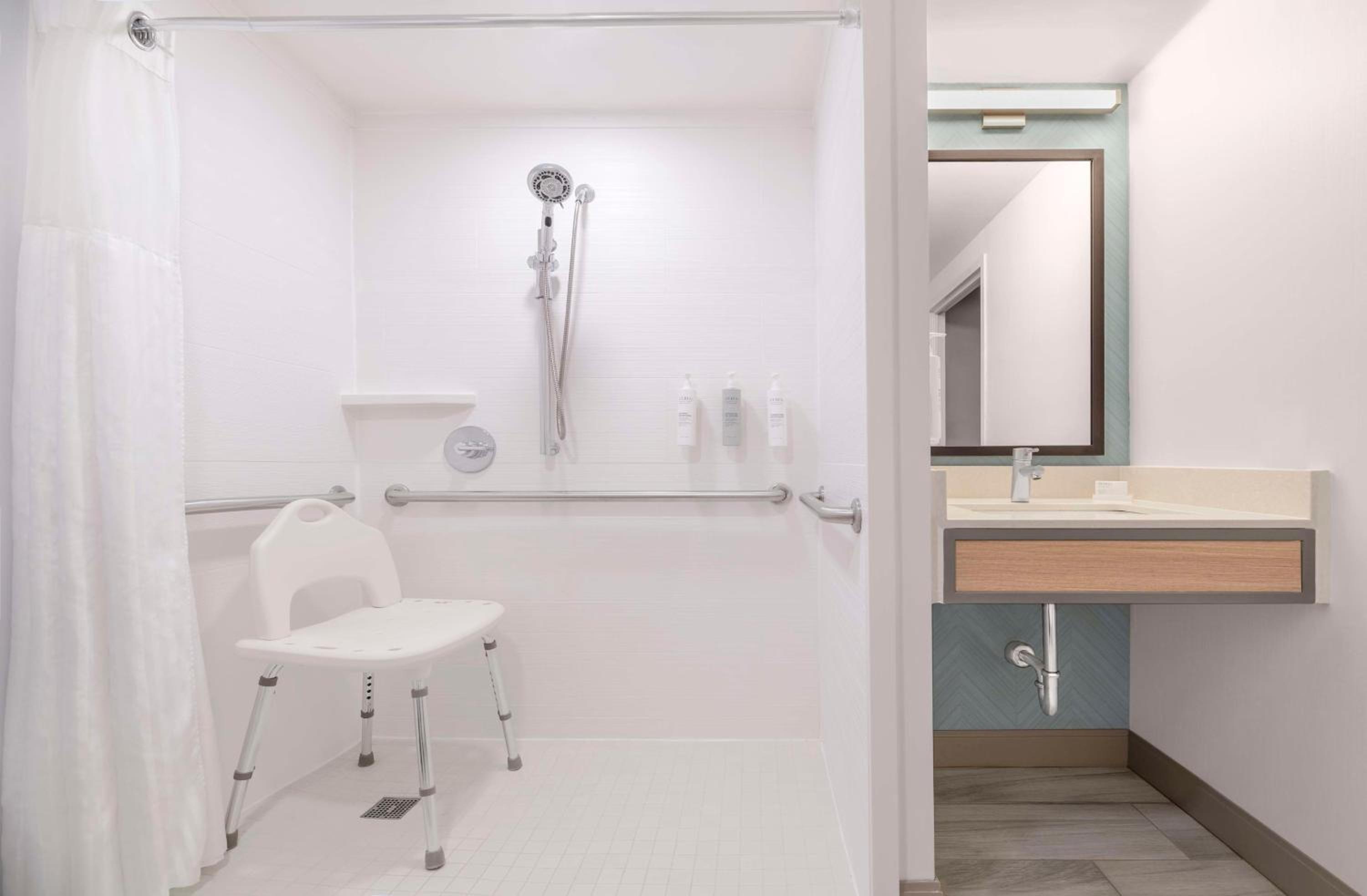 Queen Room with Two Queen Beds and Roll-In Shower - Mobility Accessible - Photo 3