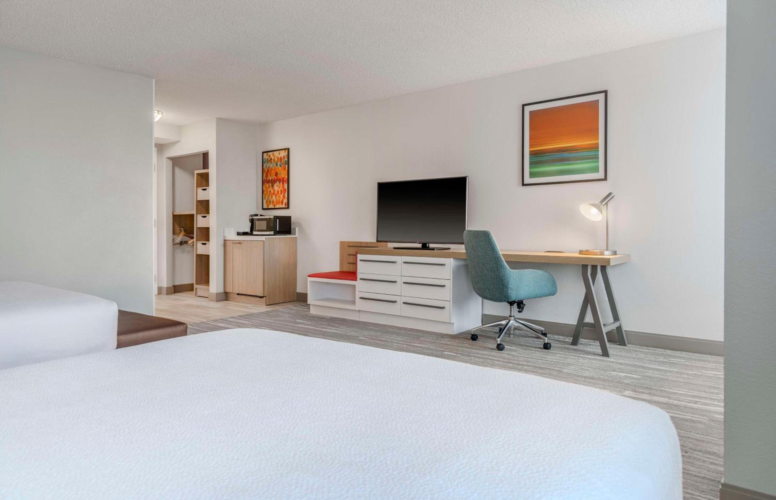 Queen Room with Two Queen Beds - Mobility Access - Photo 3