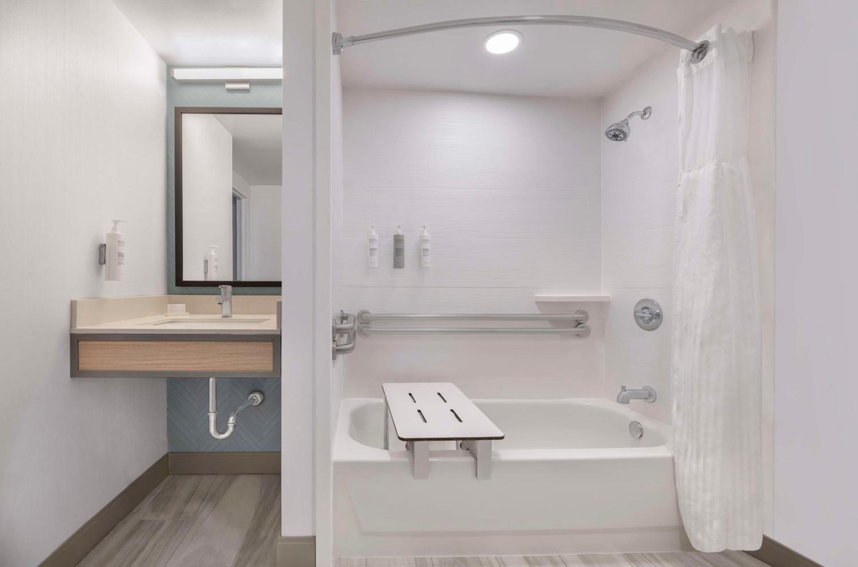 Queen Room with Two Queen Beds - Mobility Access - Photo 4