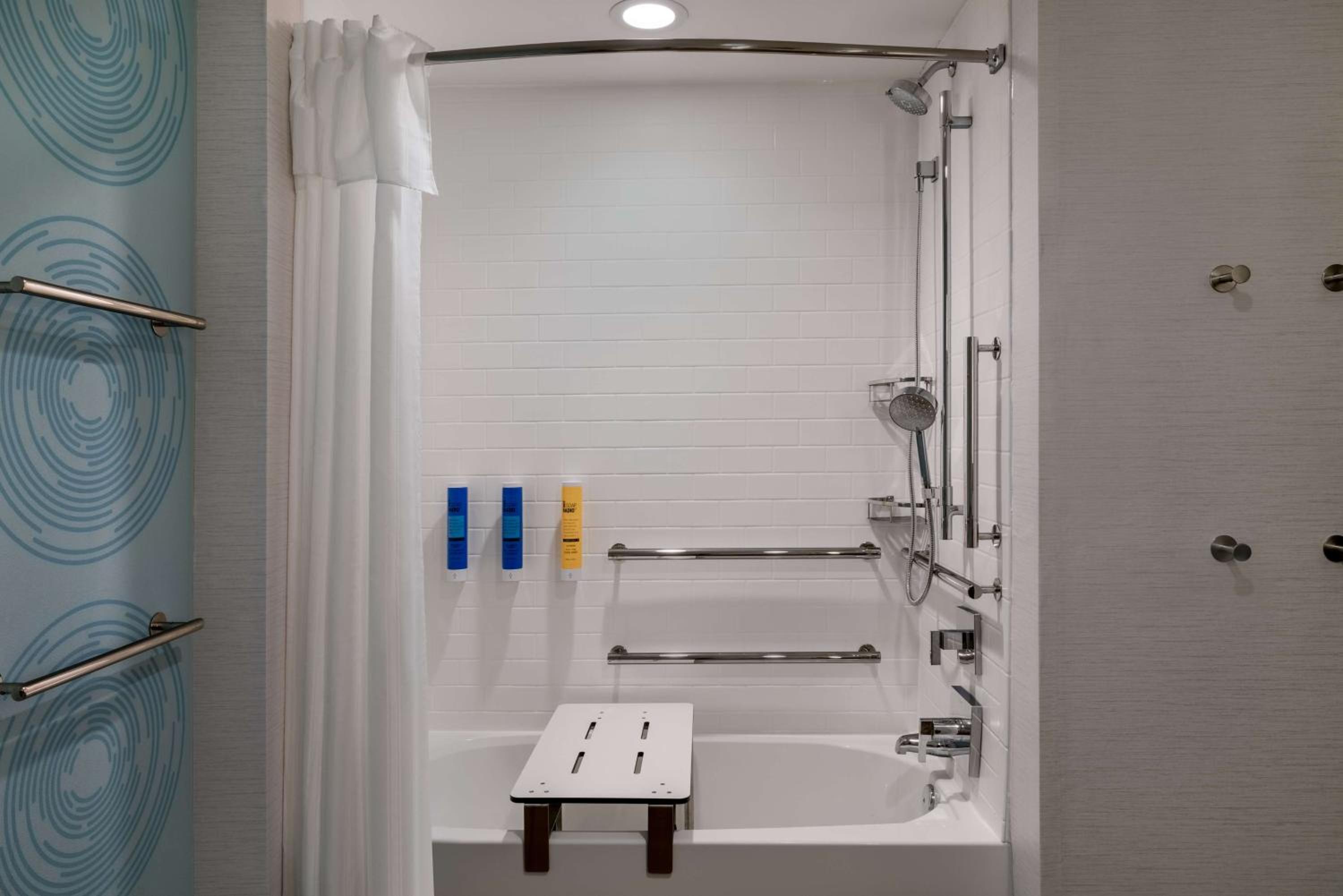 Queen Room with Two Queen Beds and Accessible Tub - Mobility Access - Photo 2