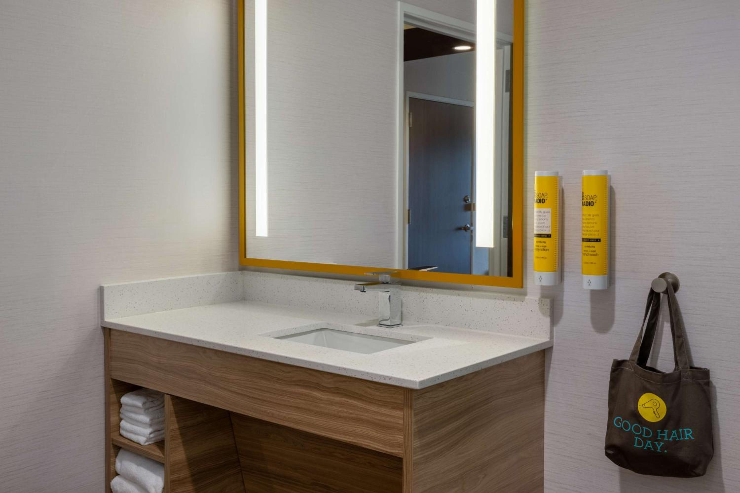 Queen Room with Two Queen Beds and Accessible Tub - Mobility Access - Photo 3