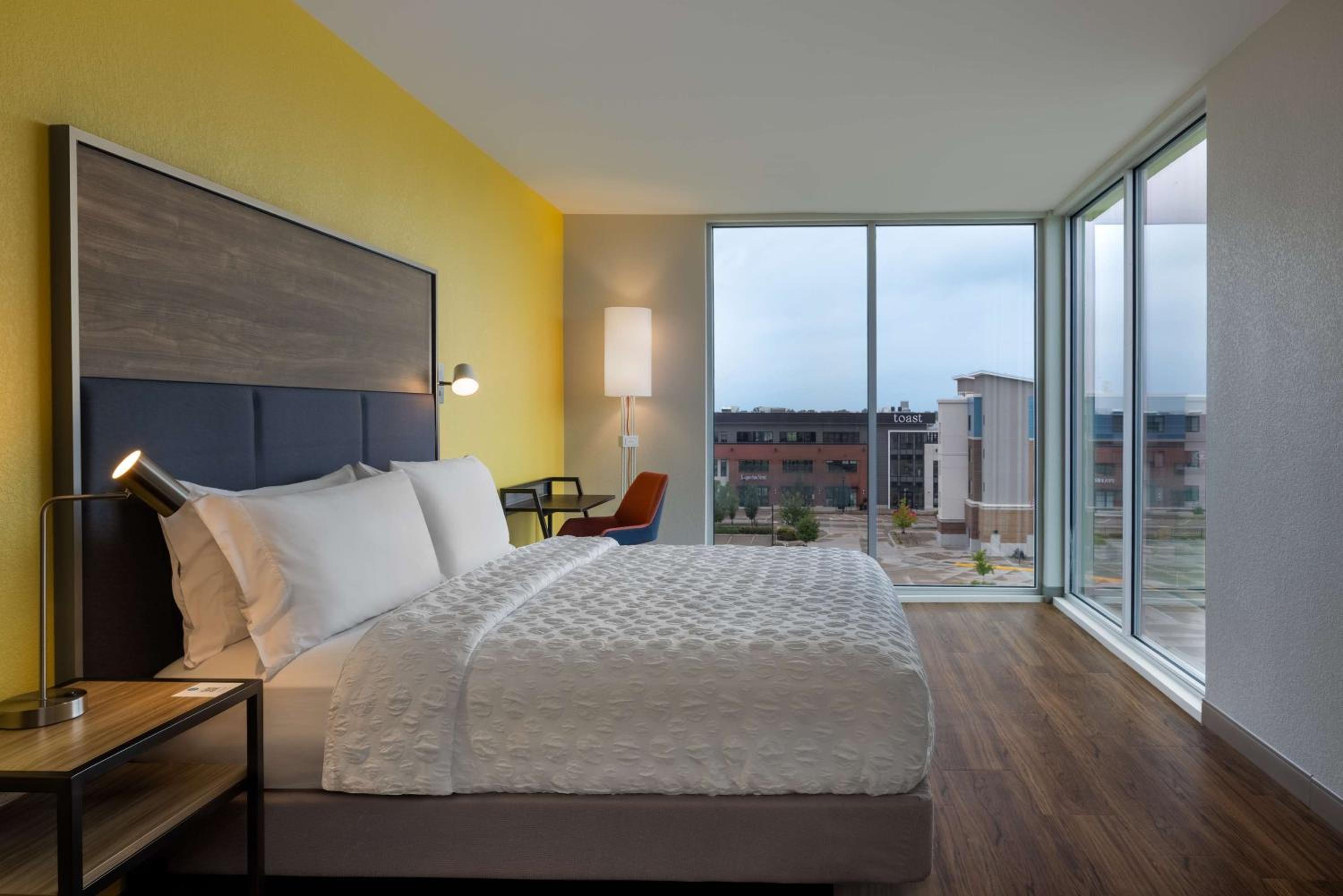 King Room with Walk-In Shower - View - Photo 4